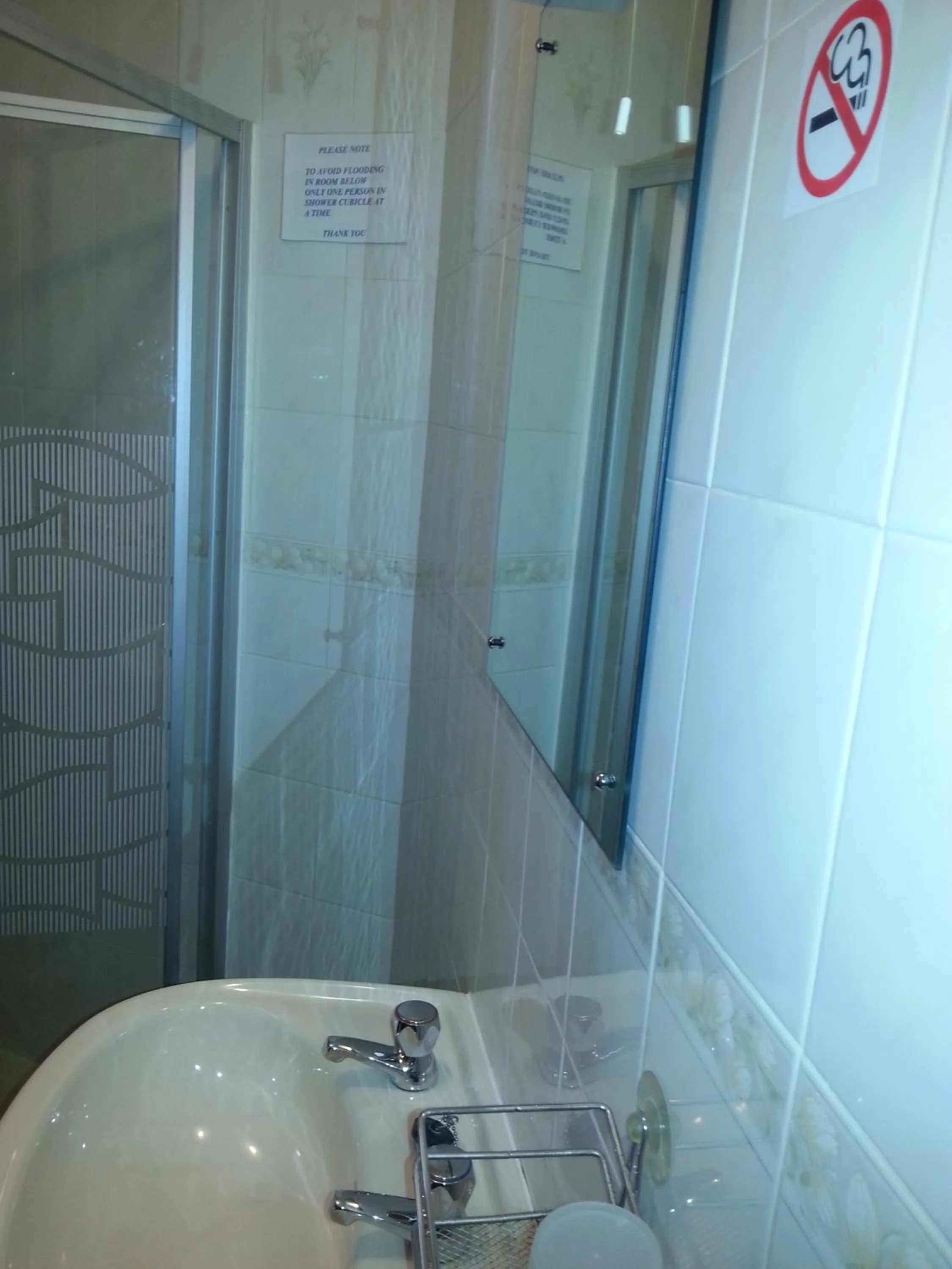 Bathroom in Lynwood Hotel