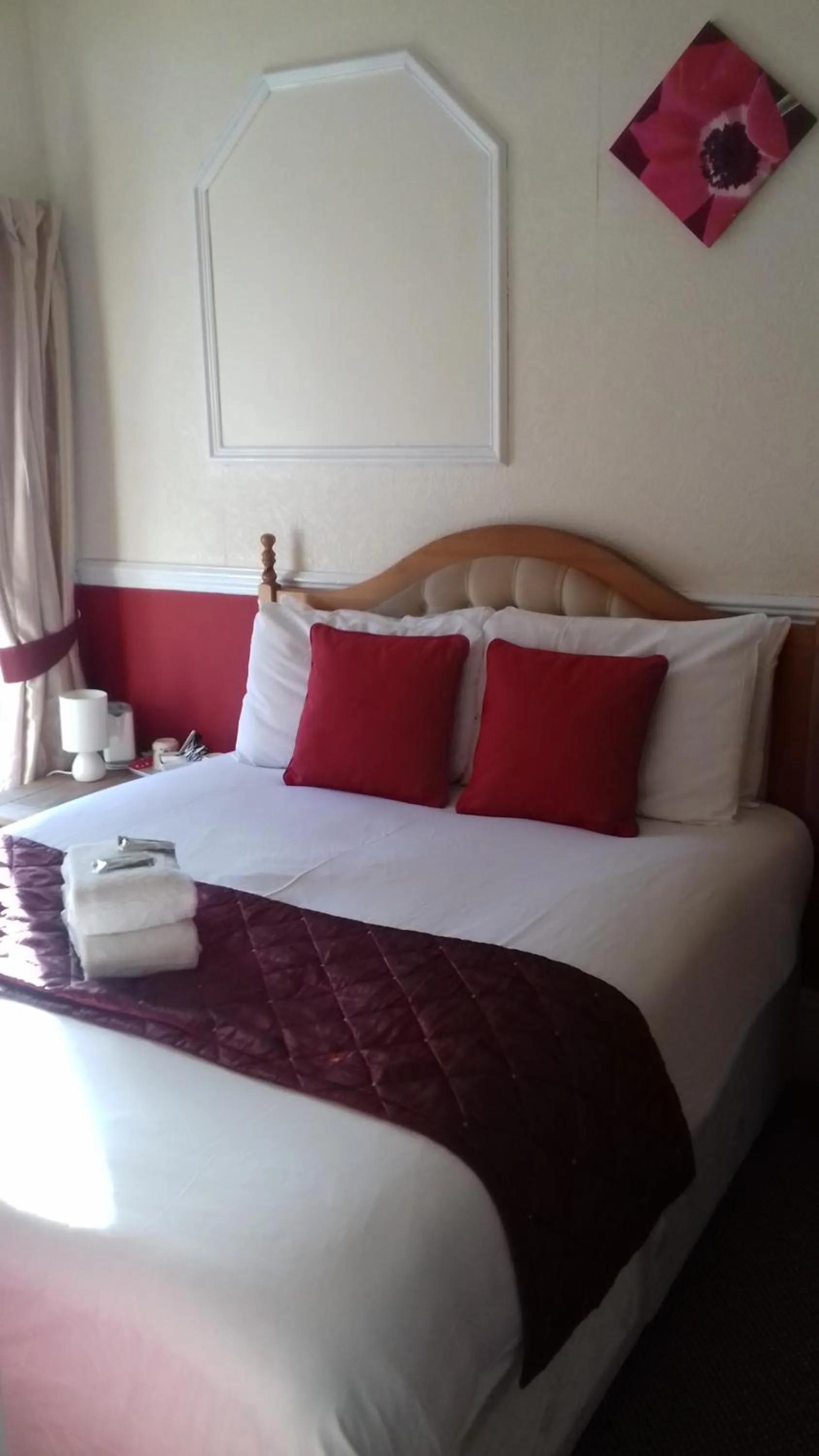 Photo of the whole room, Bed in Lynwood Hotel