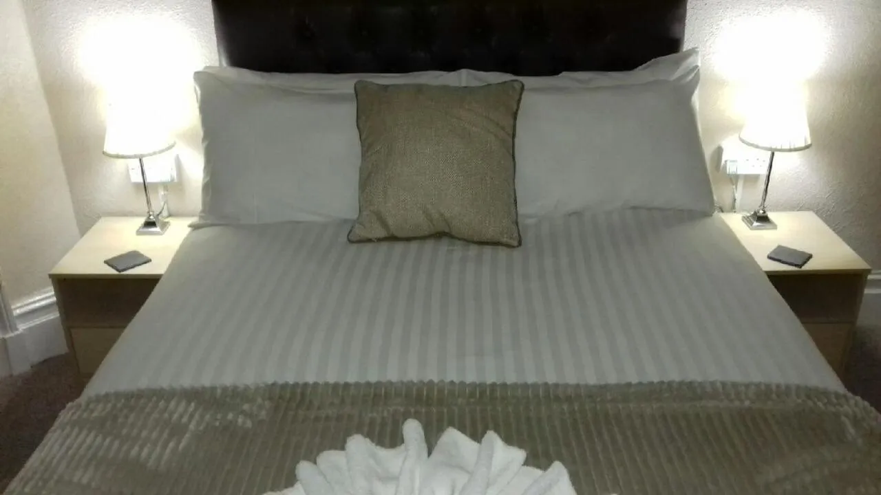 Shower, Bed in Lynwood Hotel