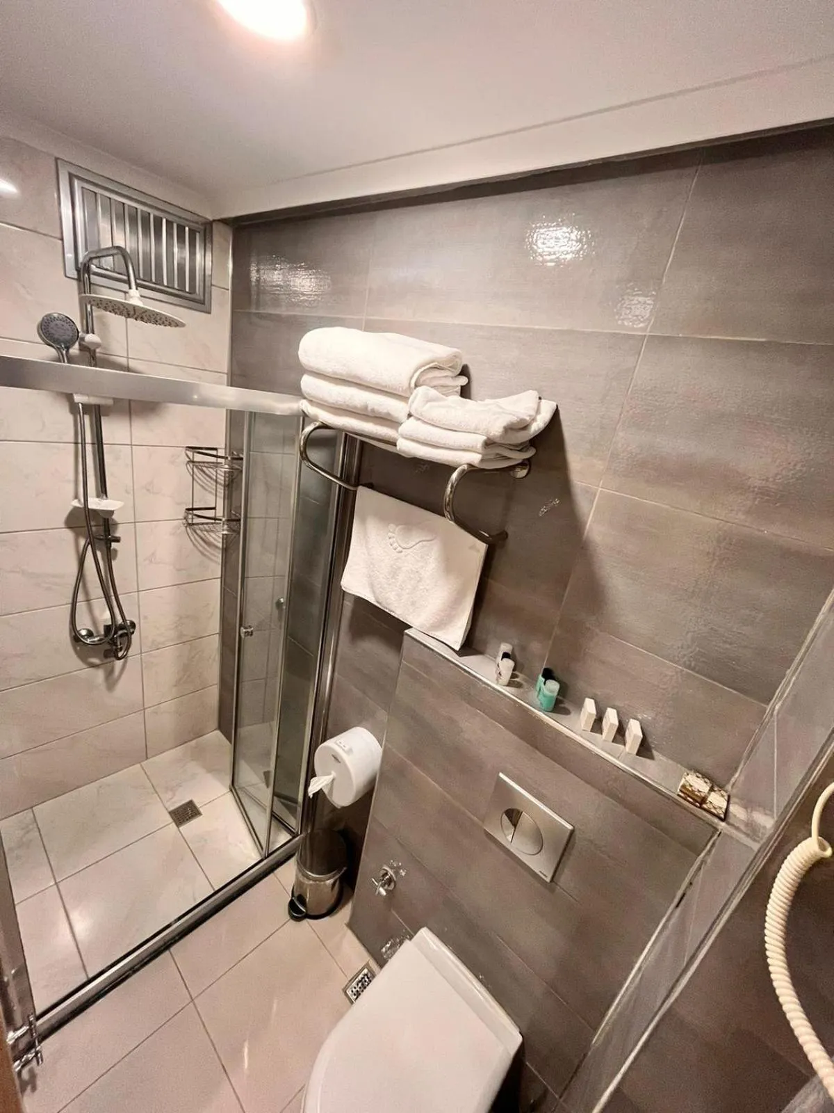 Shower in Şimal Hotel