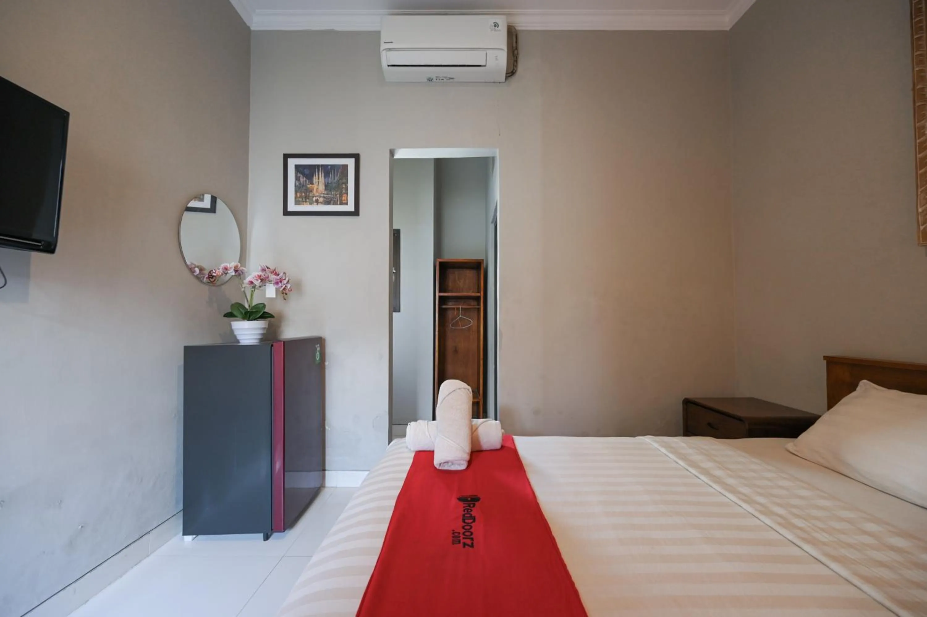 Bedroom, Bed in RedDoorz near Mertasari Beach 2