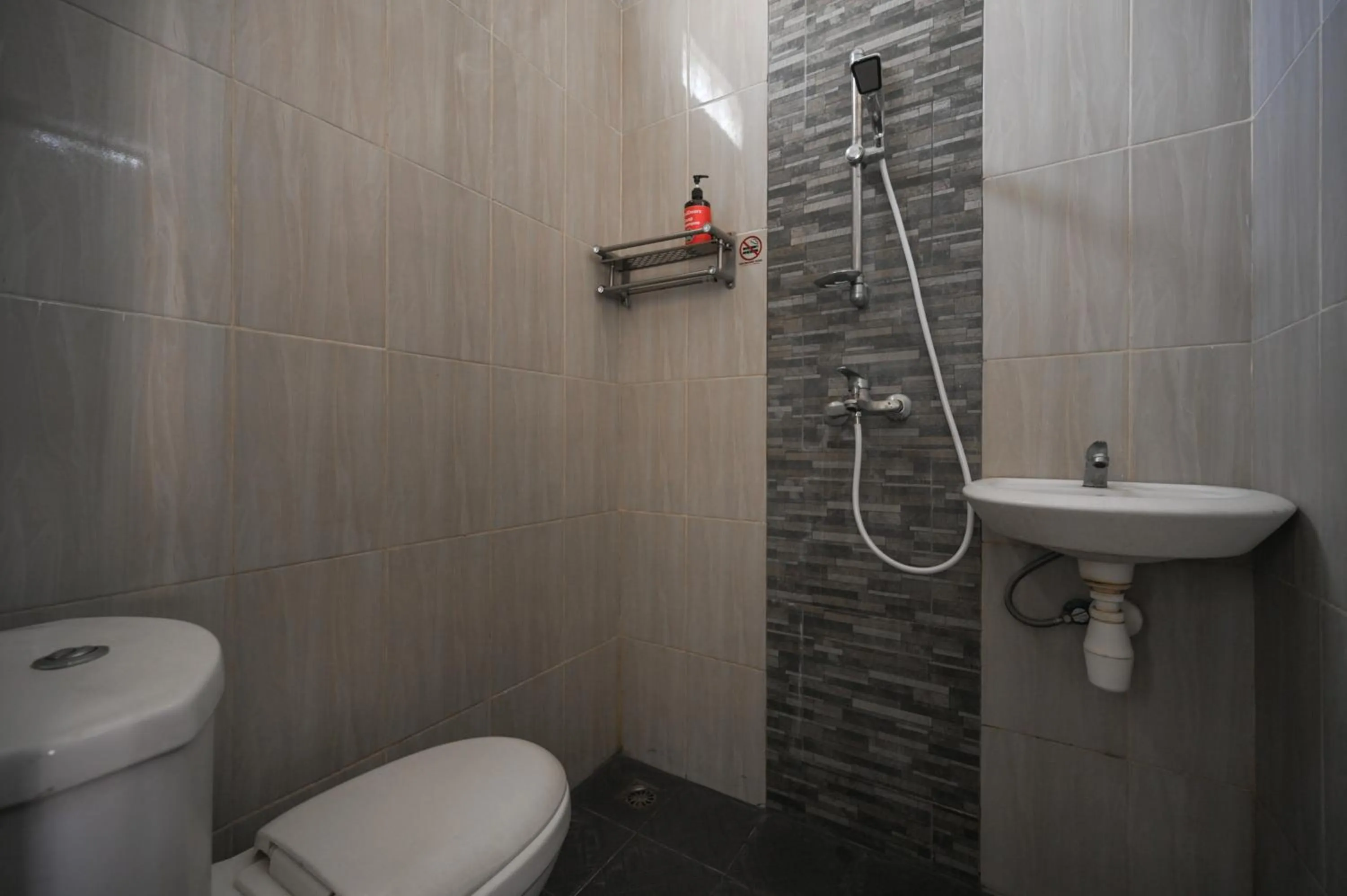 Bathroom in RedDoorz near Mertasari Beach 2