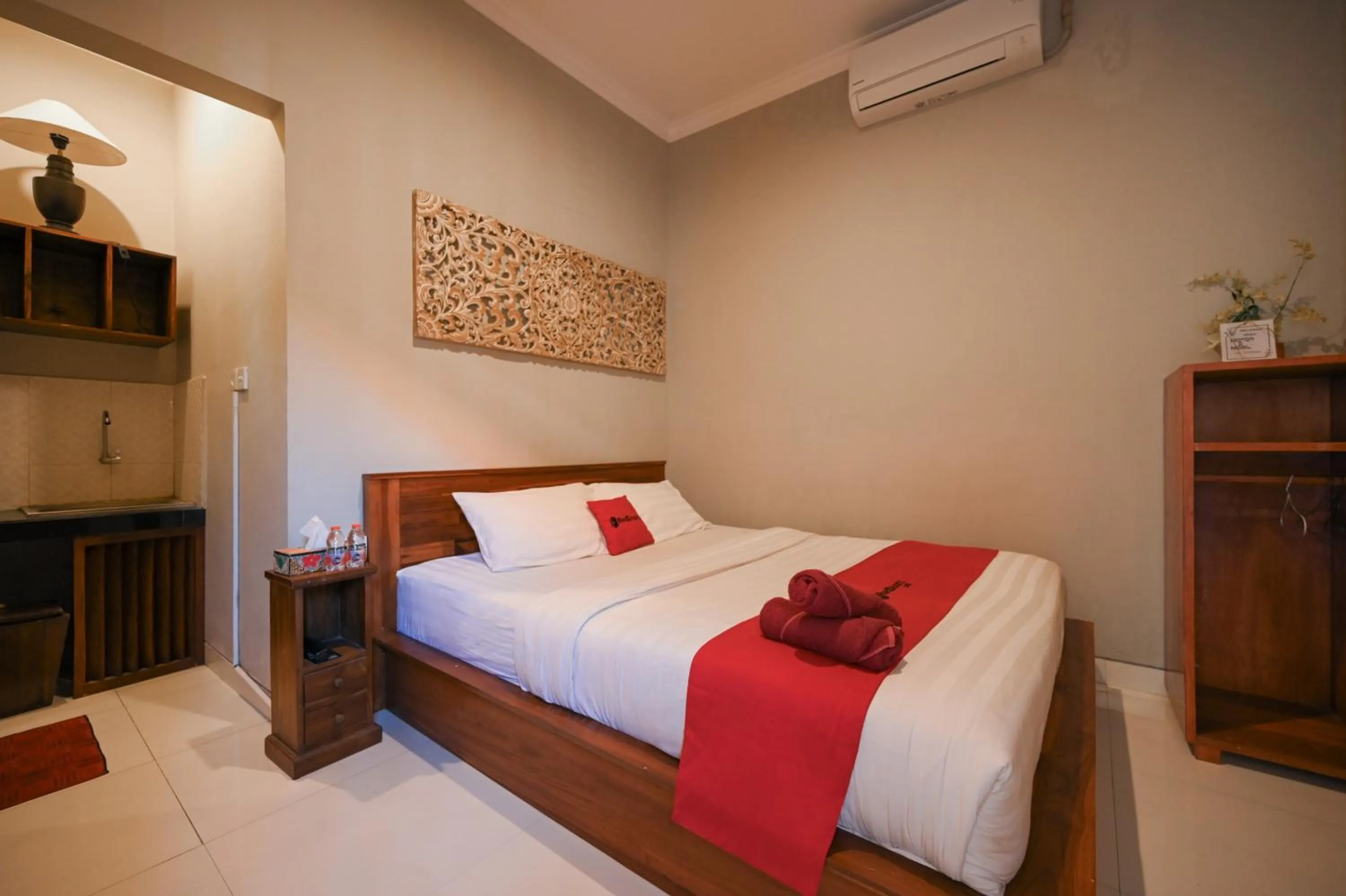 Bedroom, Bed in RedDoorz near Mertasari Beach 2