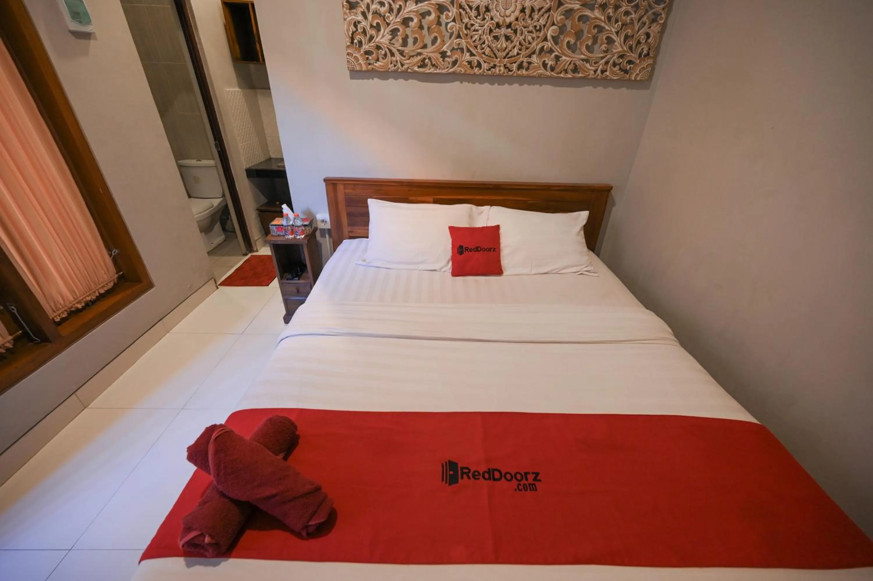 Bedroom, Bed in RedDoorz near Mertasari Beach 2