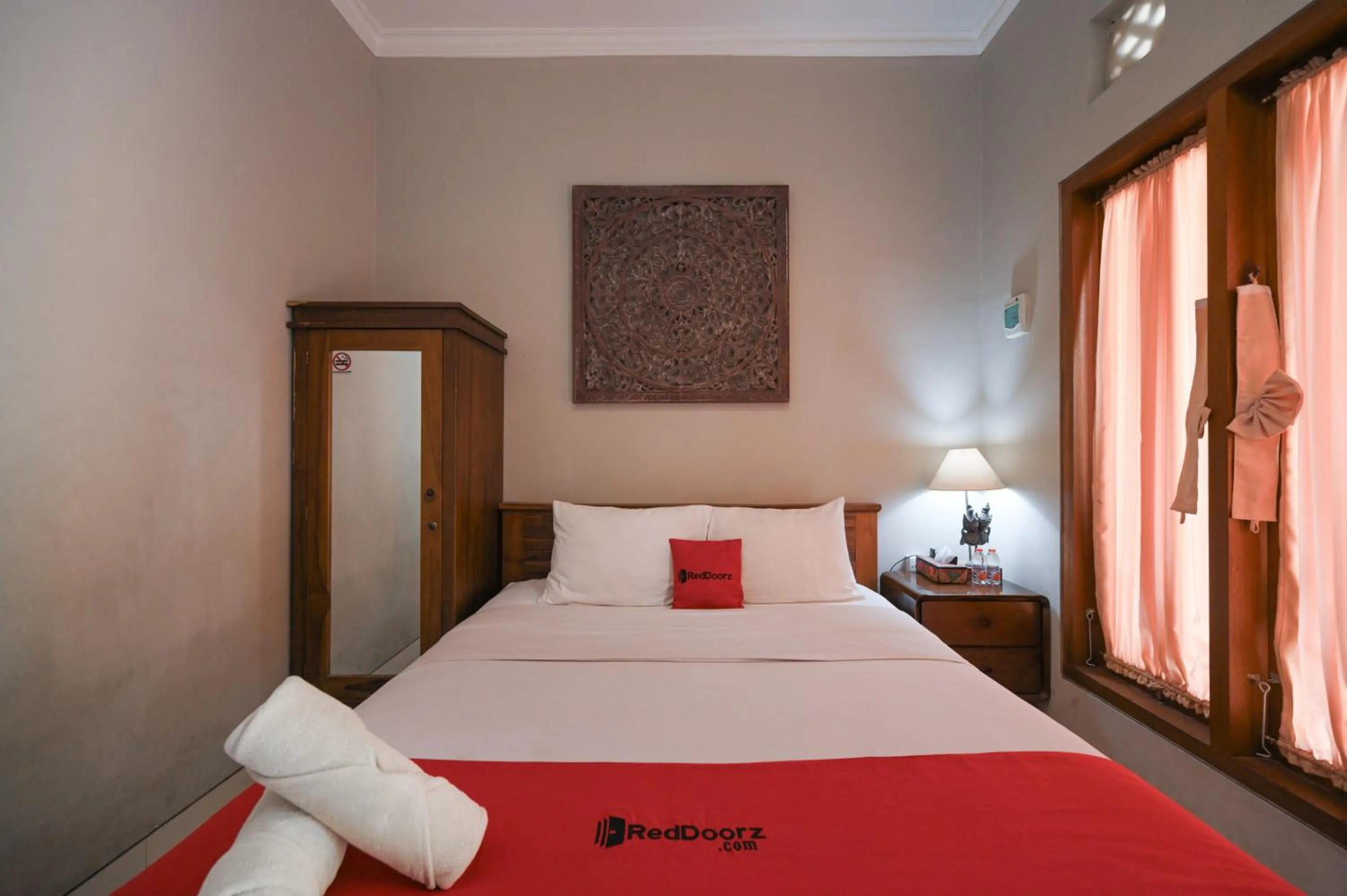 Bedroom, Bed in RedDoorz near Mertasari Beach 2
