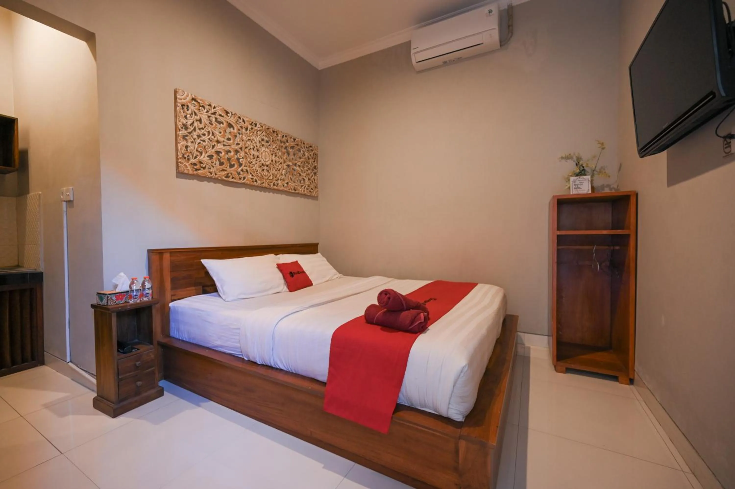 Bedroom, Bed in RedDoorz near Mertasari Beach 2