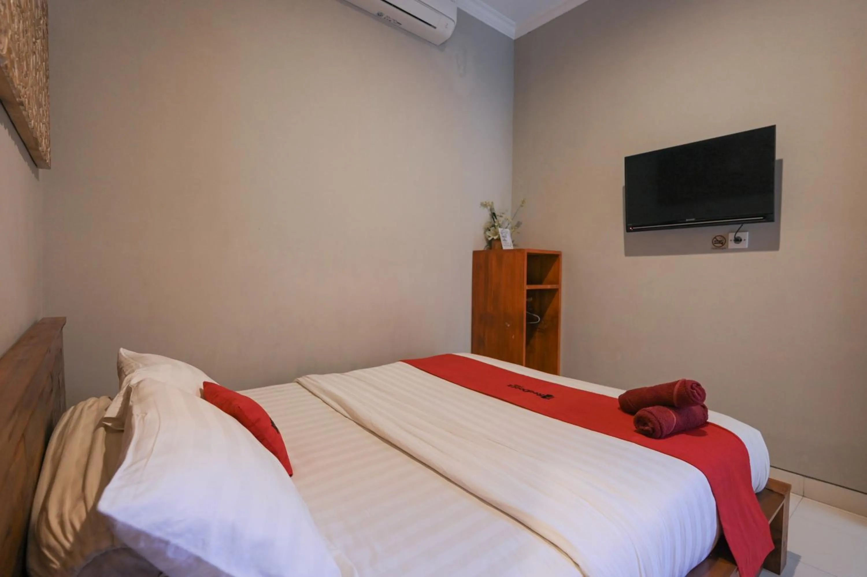 Bedroom, Bed in RedDoorz near Mertasari Beach 2