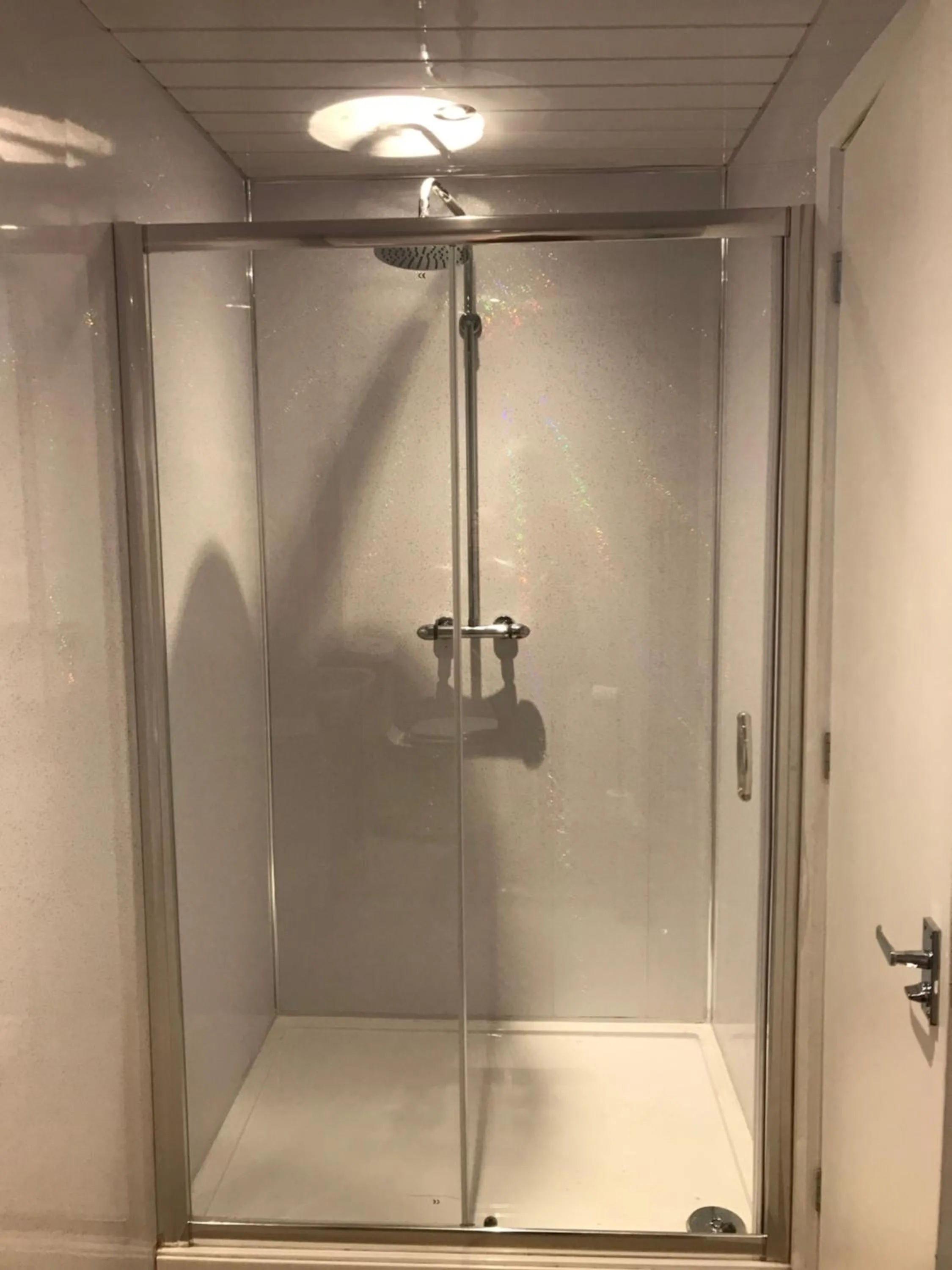 Shower in The Wellington House Hotel