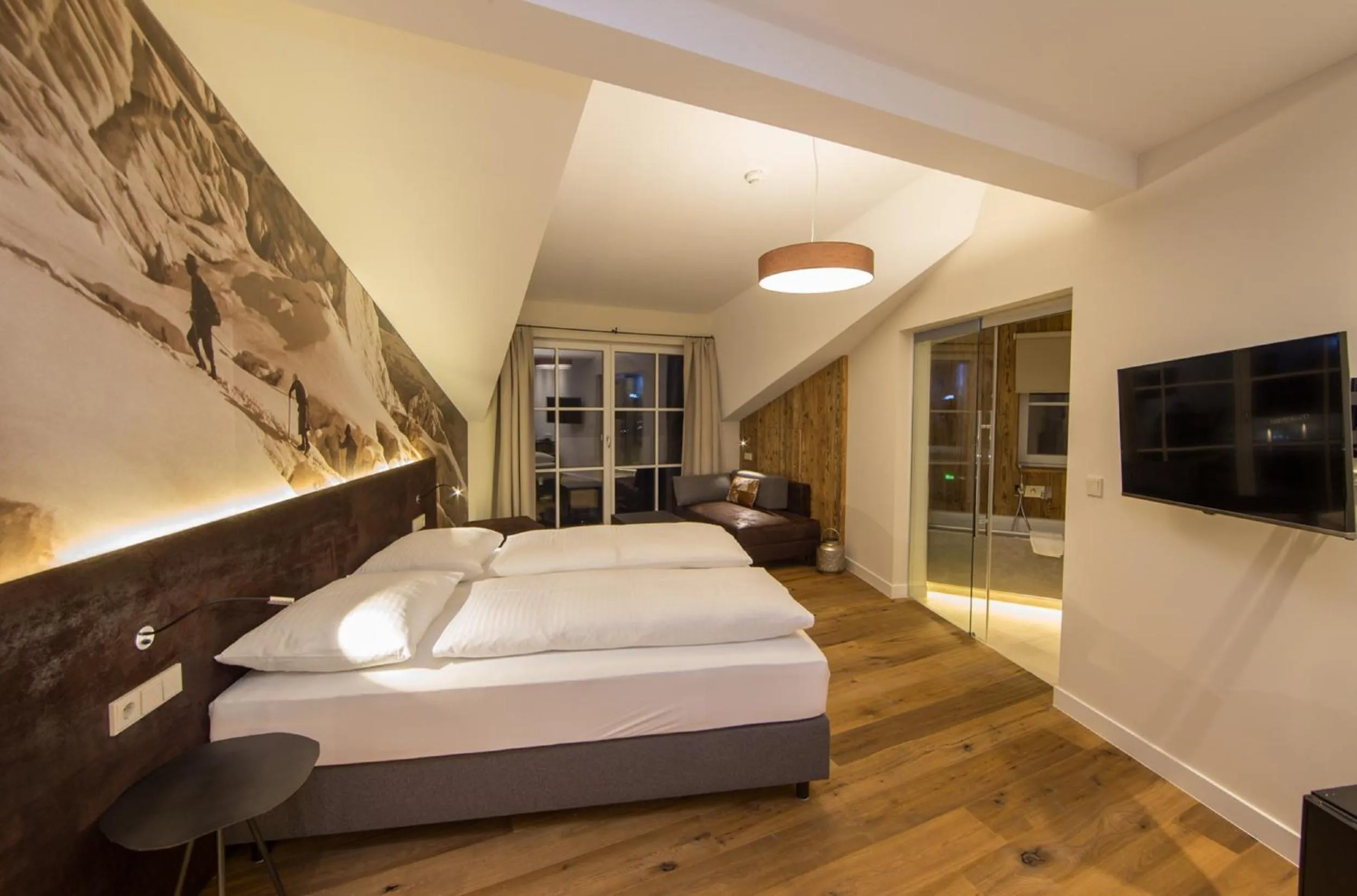 Photo of the whole room, Bed in HEITZMANN - Hotel & Rooftop