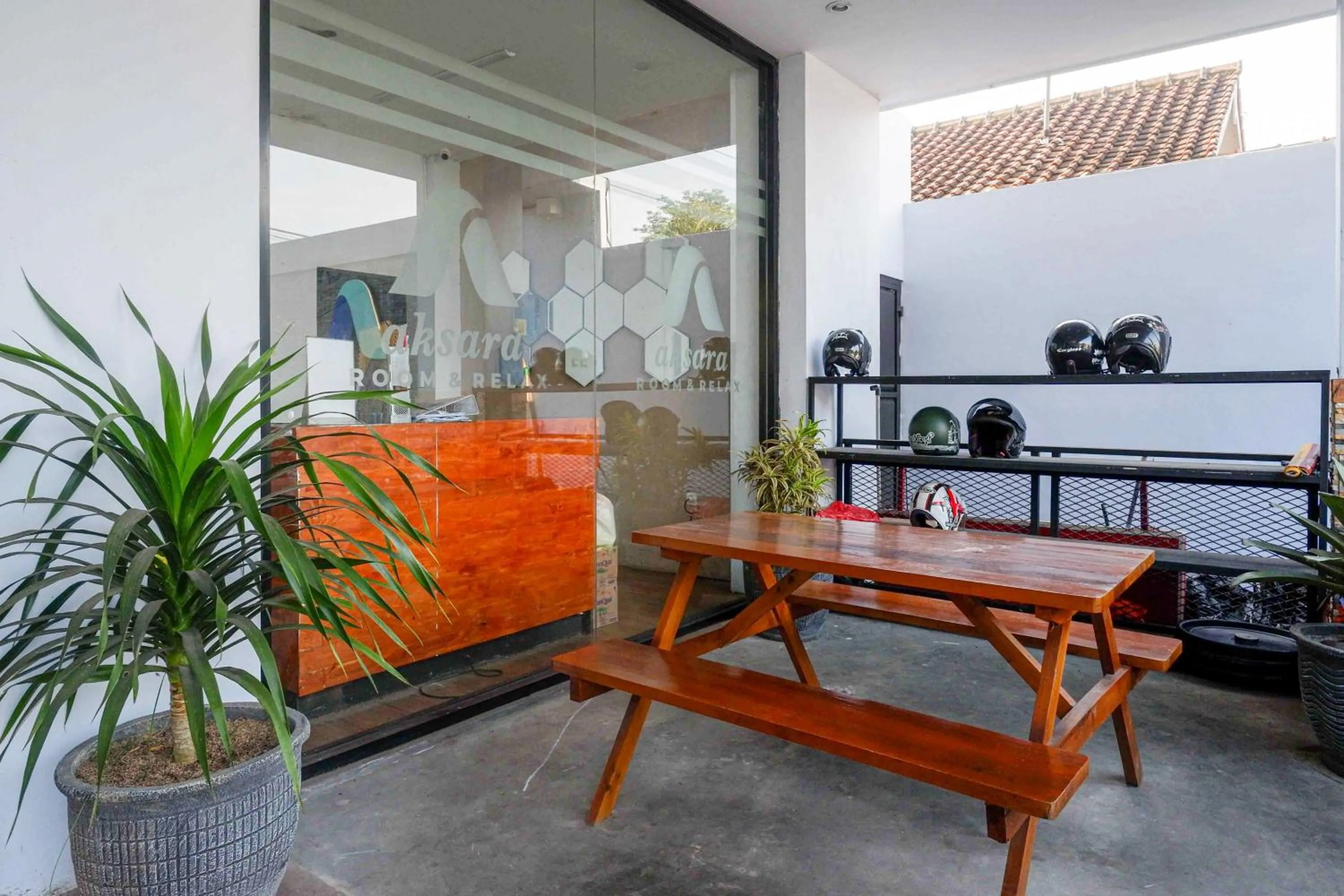 Seating area in RedDoorz near Universitas Muhammadiyah Purwokerto 2