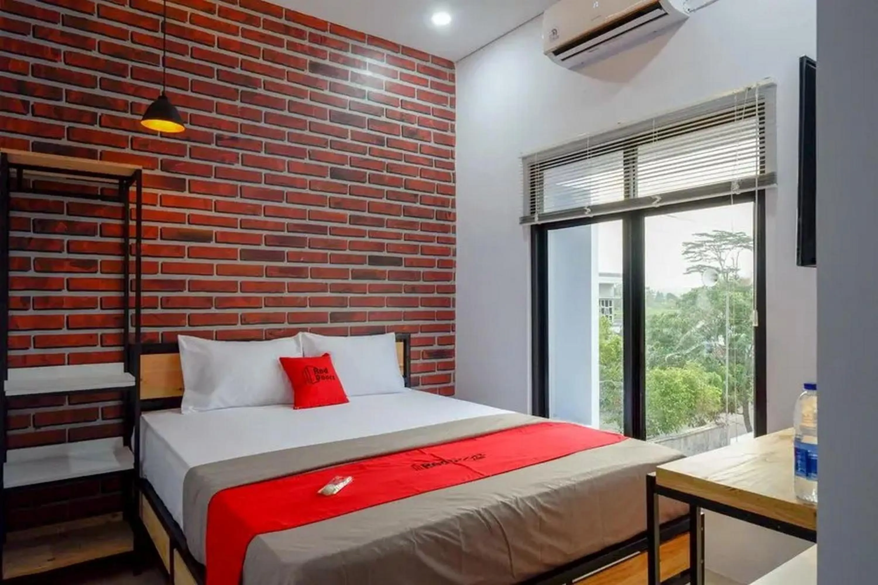 Bed in RedDoorz near Universitas Muhammadiyah Purwokerto 2
