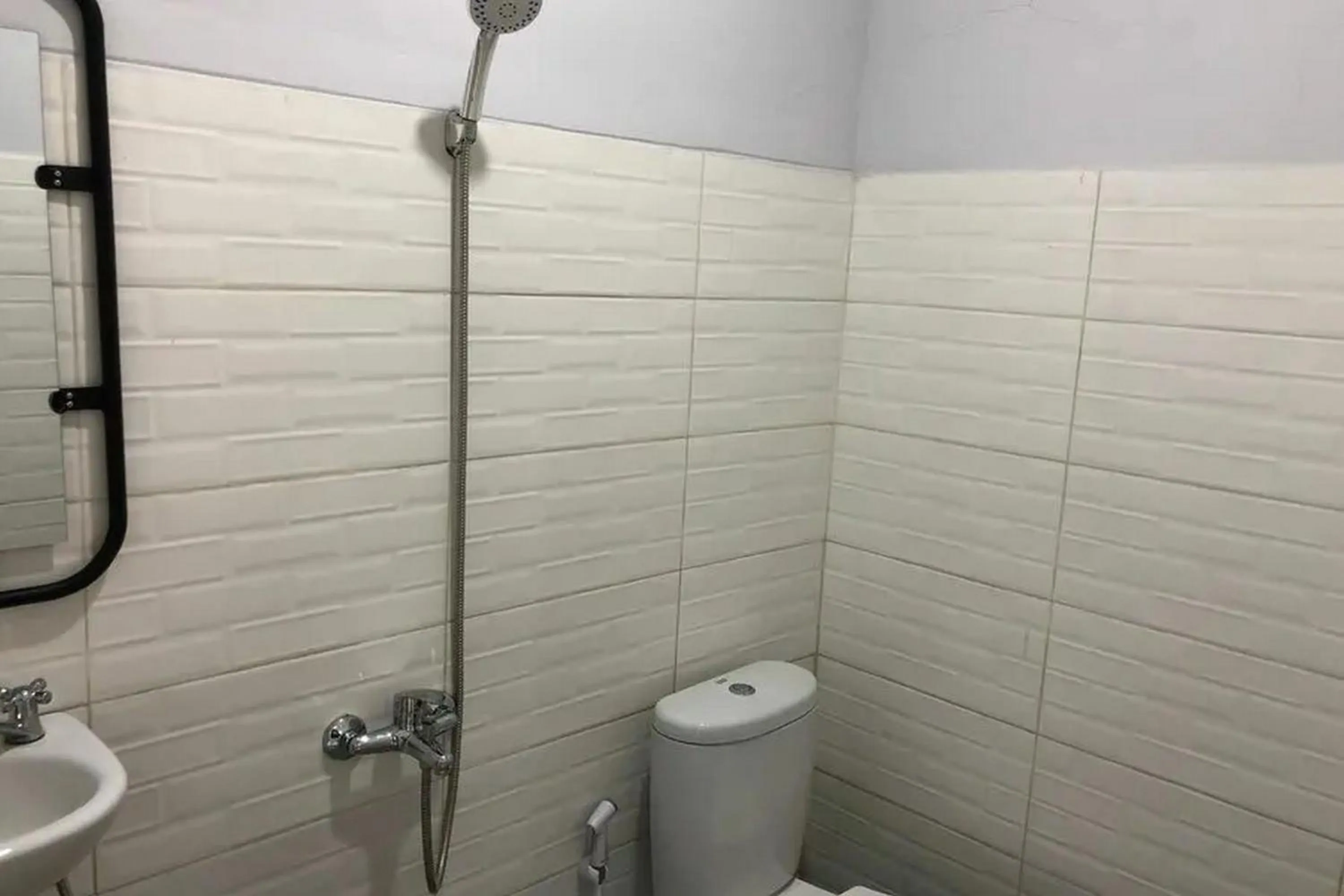 Bathroom in RedDoorz near Universitas Muhammadiyah Purwokerto 2