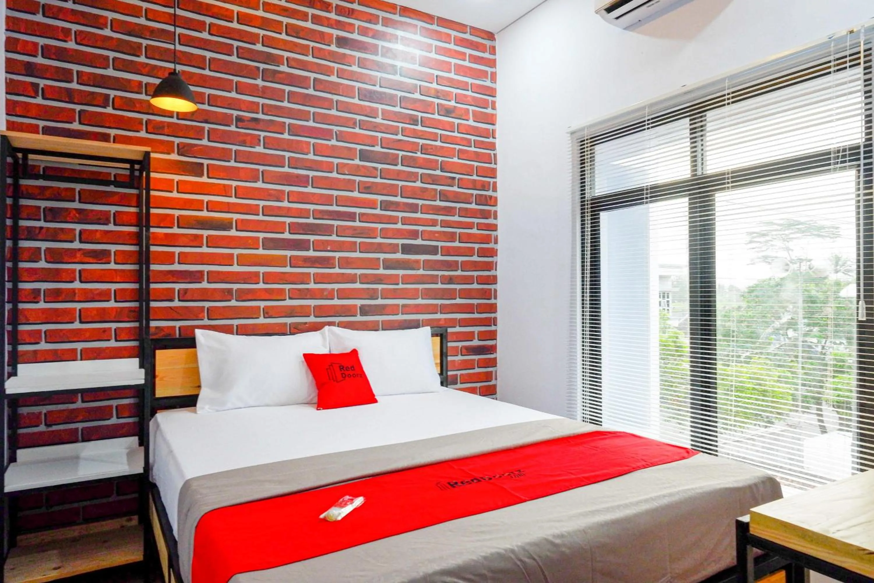 Bedroom, Bed in RedDoorz near Universitas Muhammadiyah Purwokerto 2