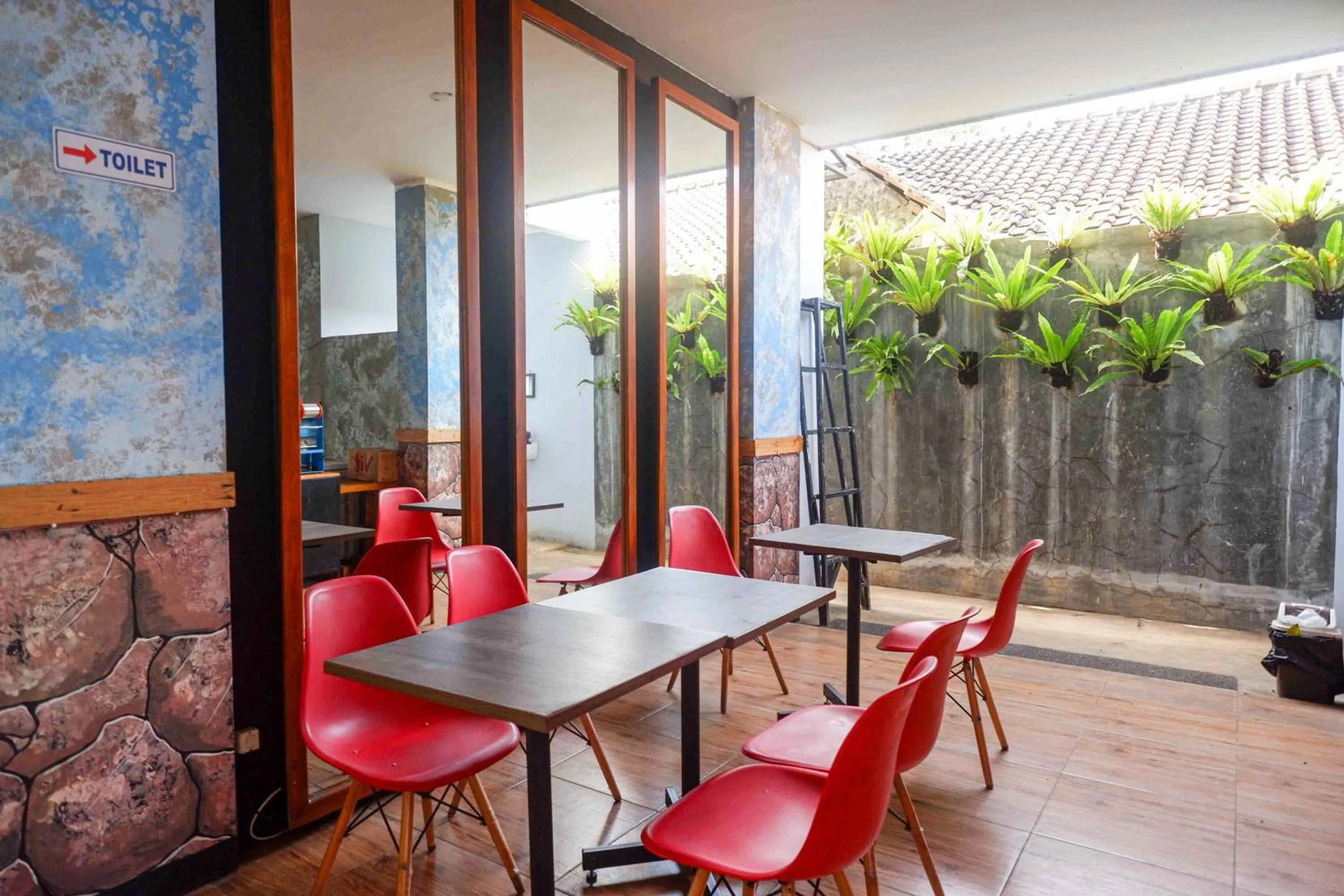 Seating area in RedDoorz near Universitas Muhammadiyah Purwokerto 2