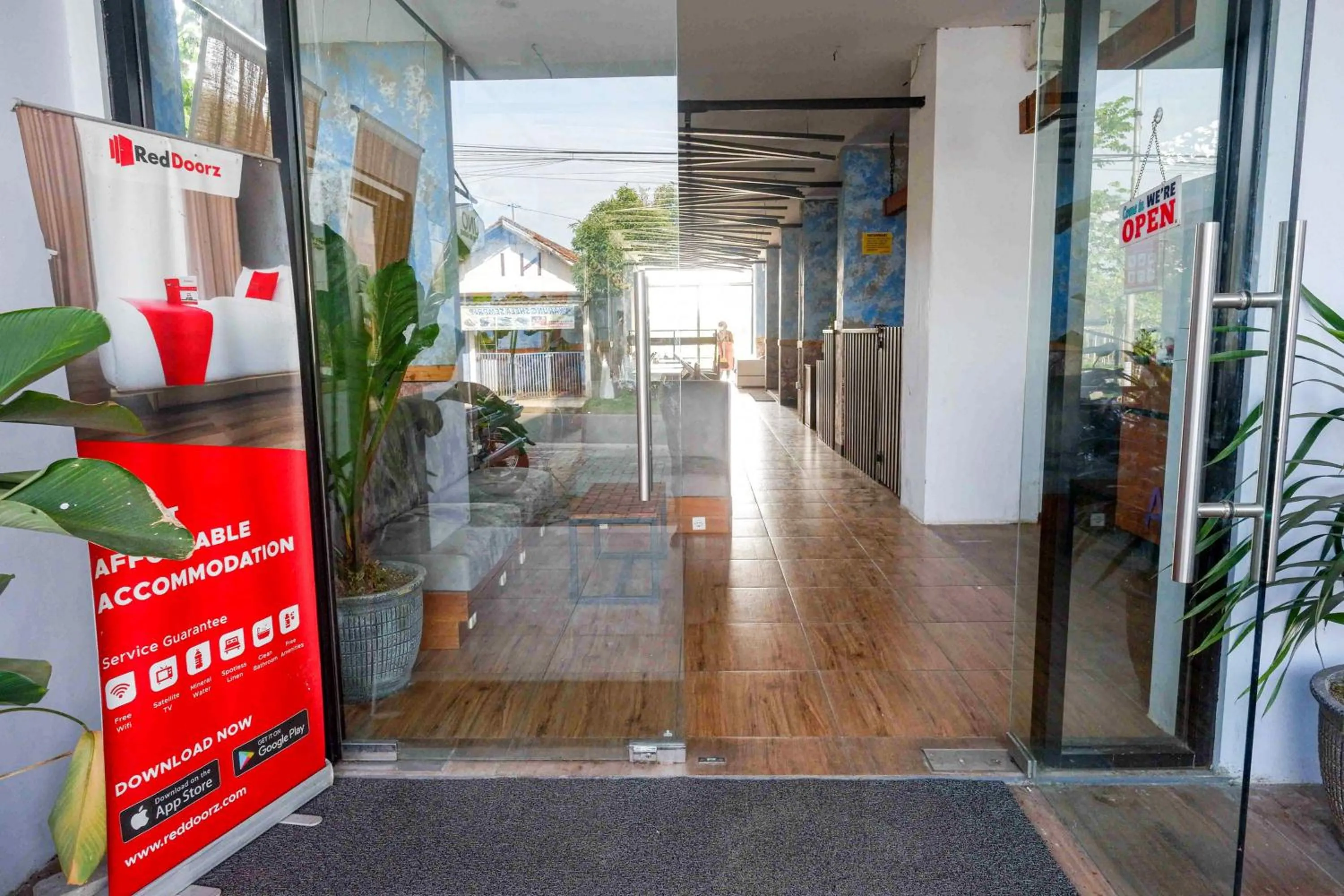 Facade/entrance in RedDoorz near Universitas Muhammadiyah Purwokerto 2