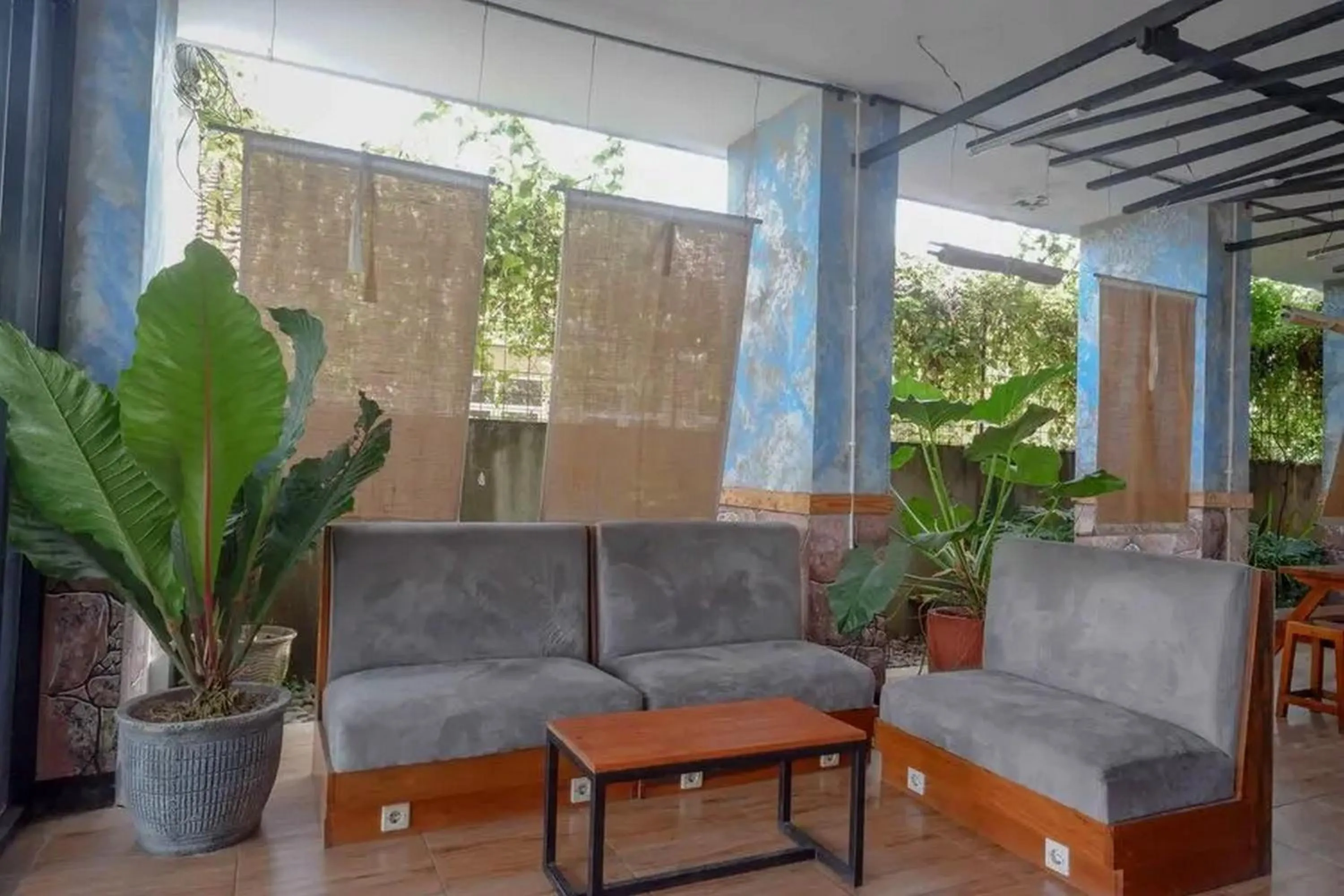 Seating area in RedDoorz near Universitas Muhammadiyah Purwokerto 2