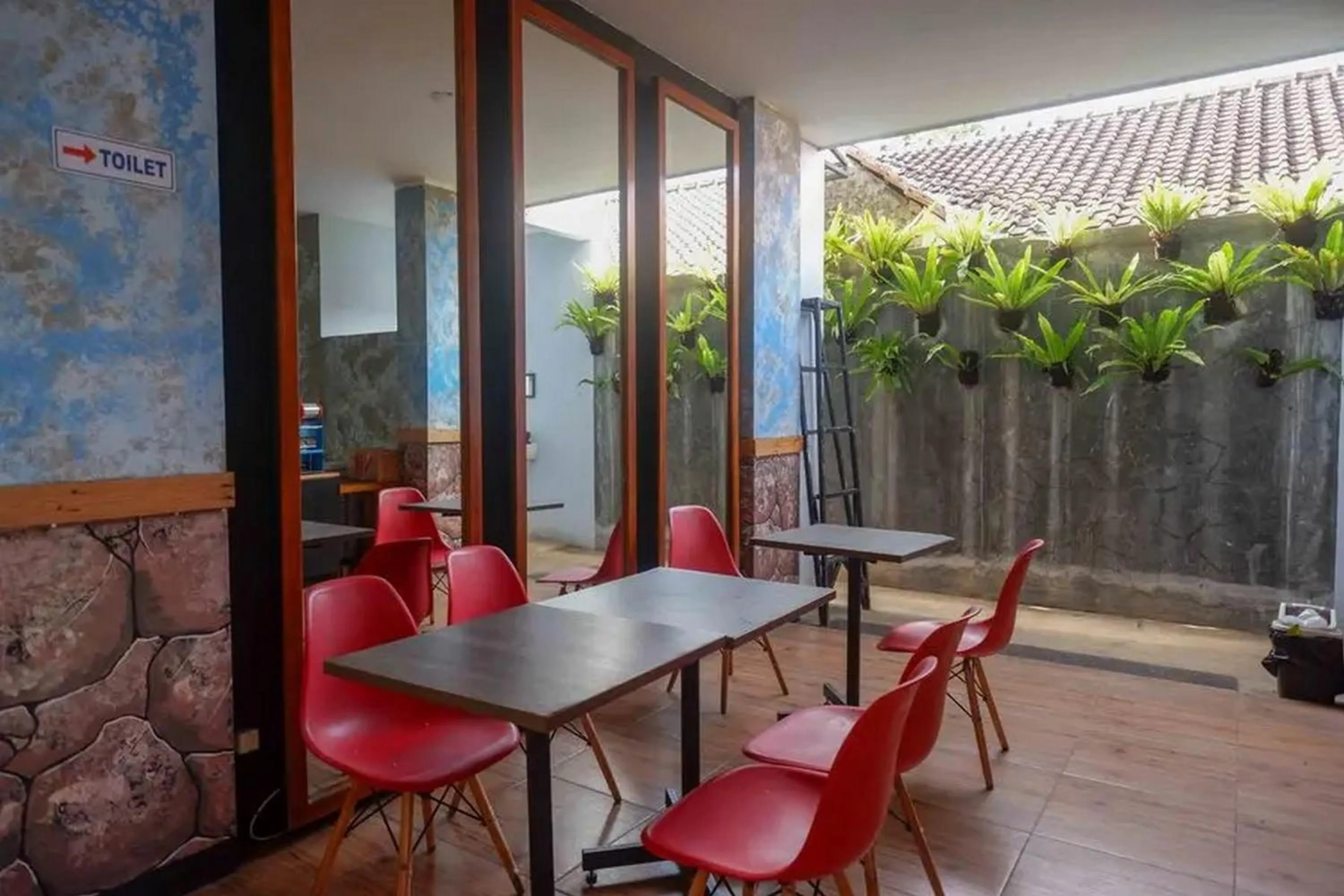 Seating area in RedDoorz near Universitas Muhammadiyah Purwokerto 2