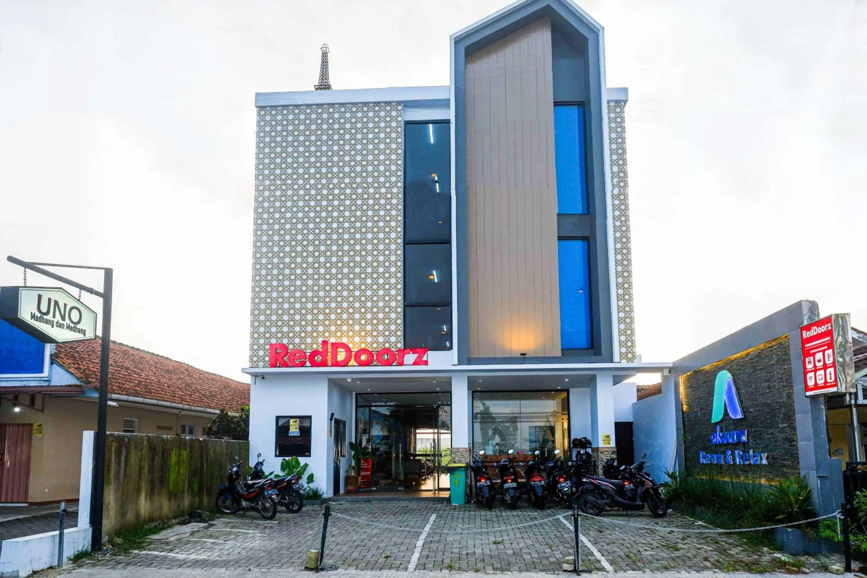 Facade/entrance in RedDoorz near Universitas Muhammadiyah Purwokerto 2