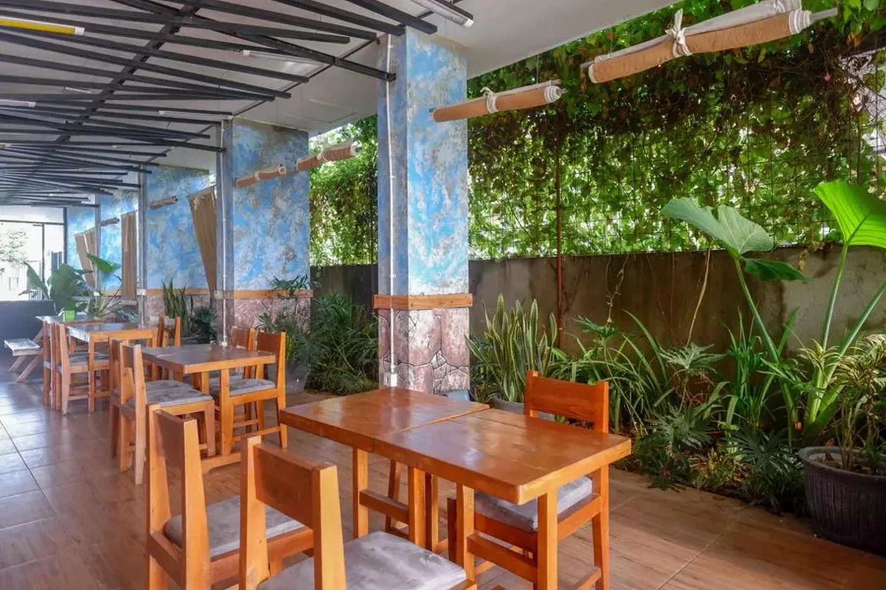 Seating area in RedDoorz near Universitas Muhammadiyah Purwokerto 2