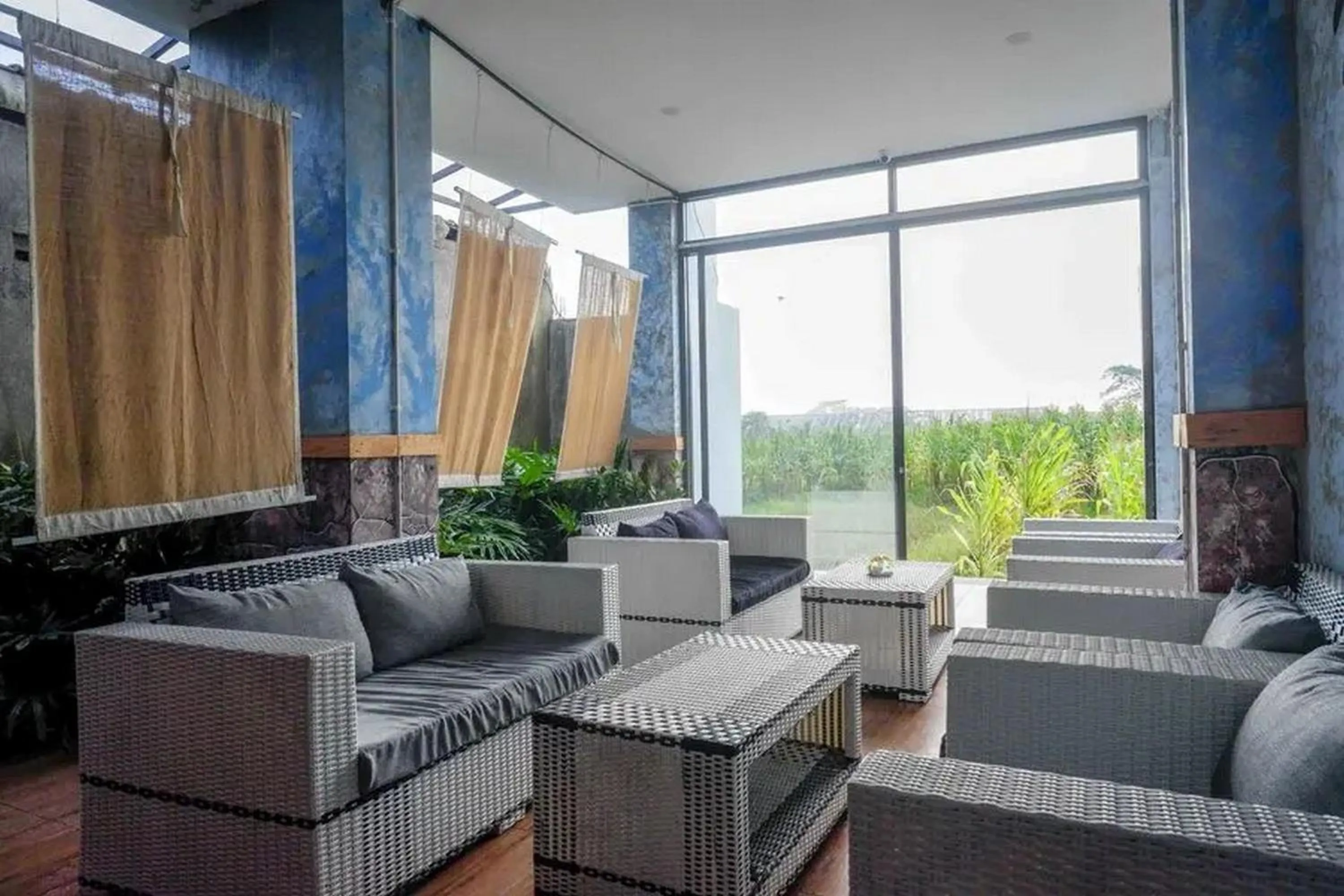 Seating area in RedDoorz near Universitas Muhammadiyah Purwokerto 2