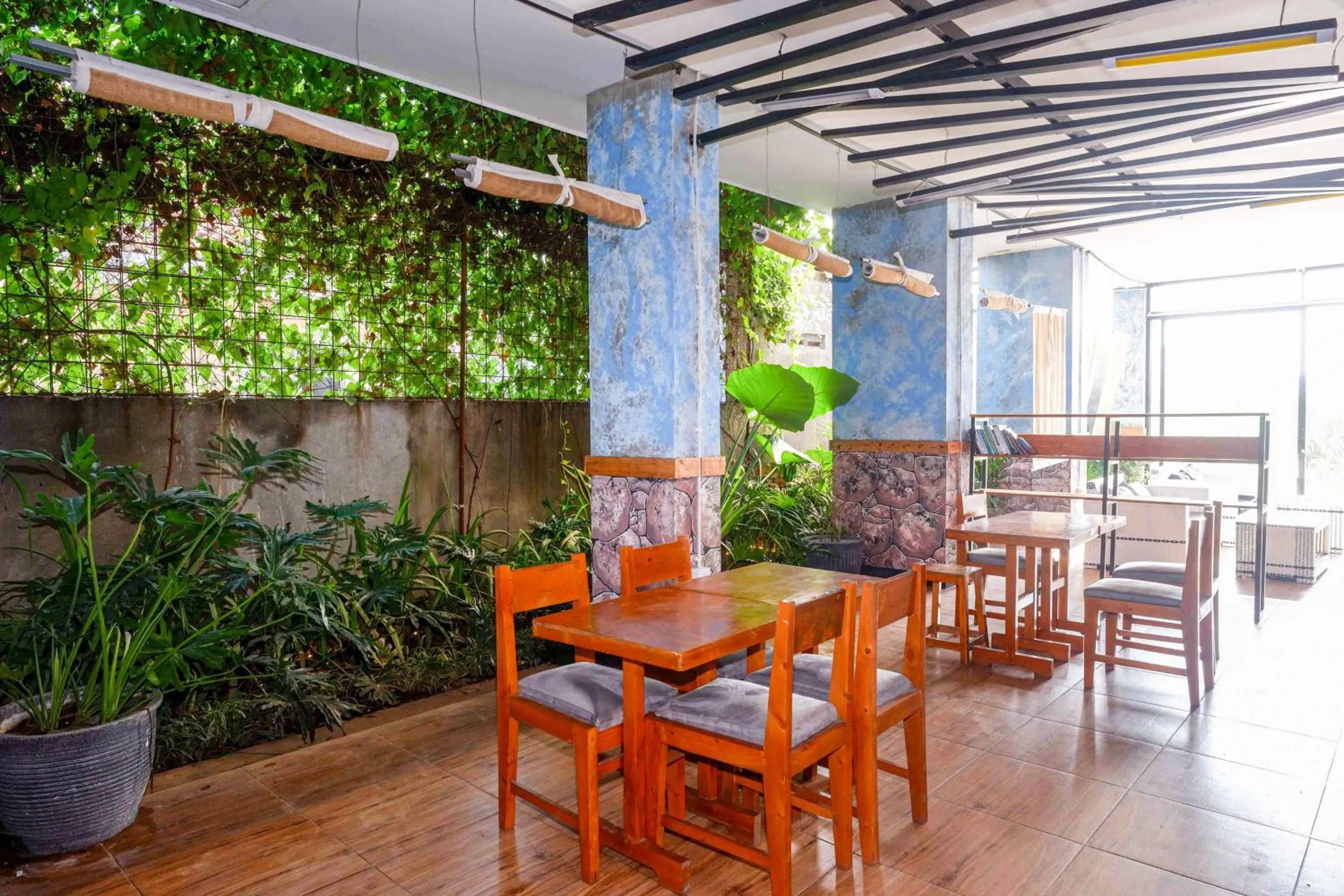 Seating area in RedDoorz near Universitas Muhammadiyah Purwokerto 2