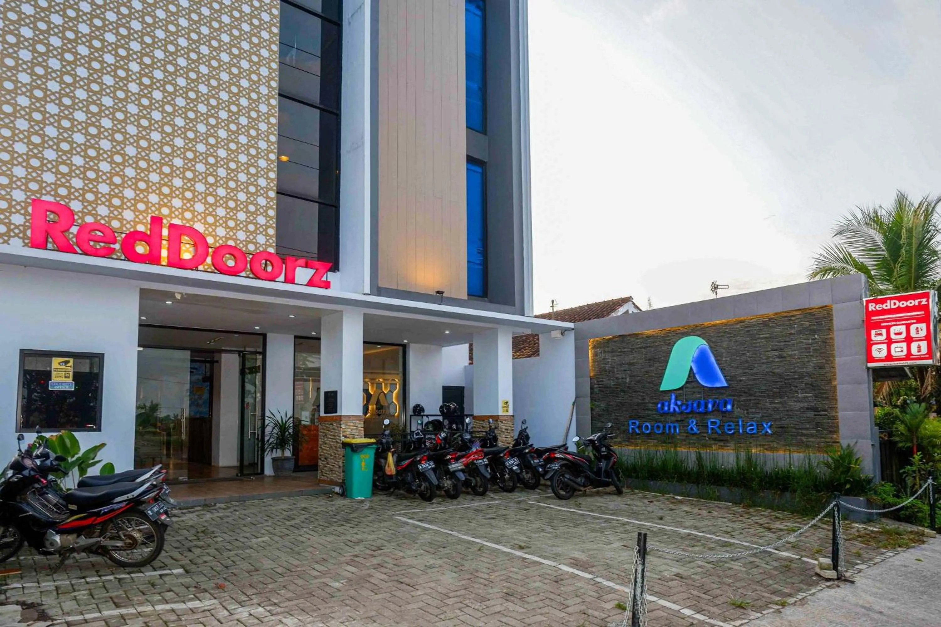 Facade/entrance in RedDoorz near Universitas Muhammadiyah Purwokerto 2