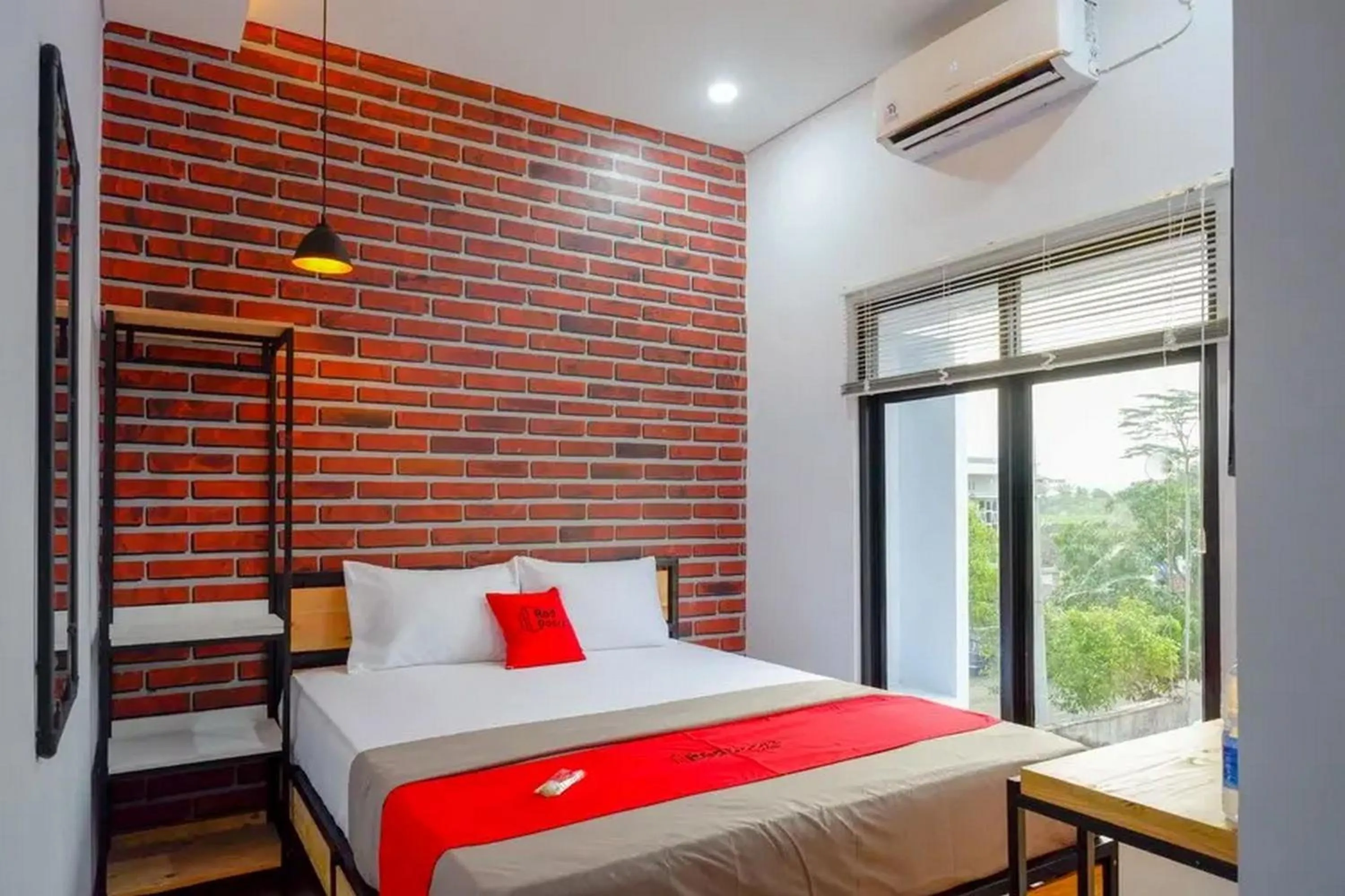 Bed in RedDoorz near Universitas Muhammadiyah Purwokerto 2