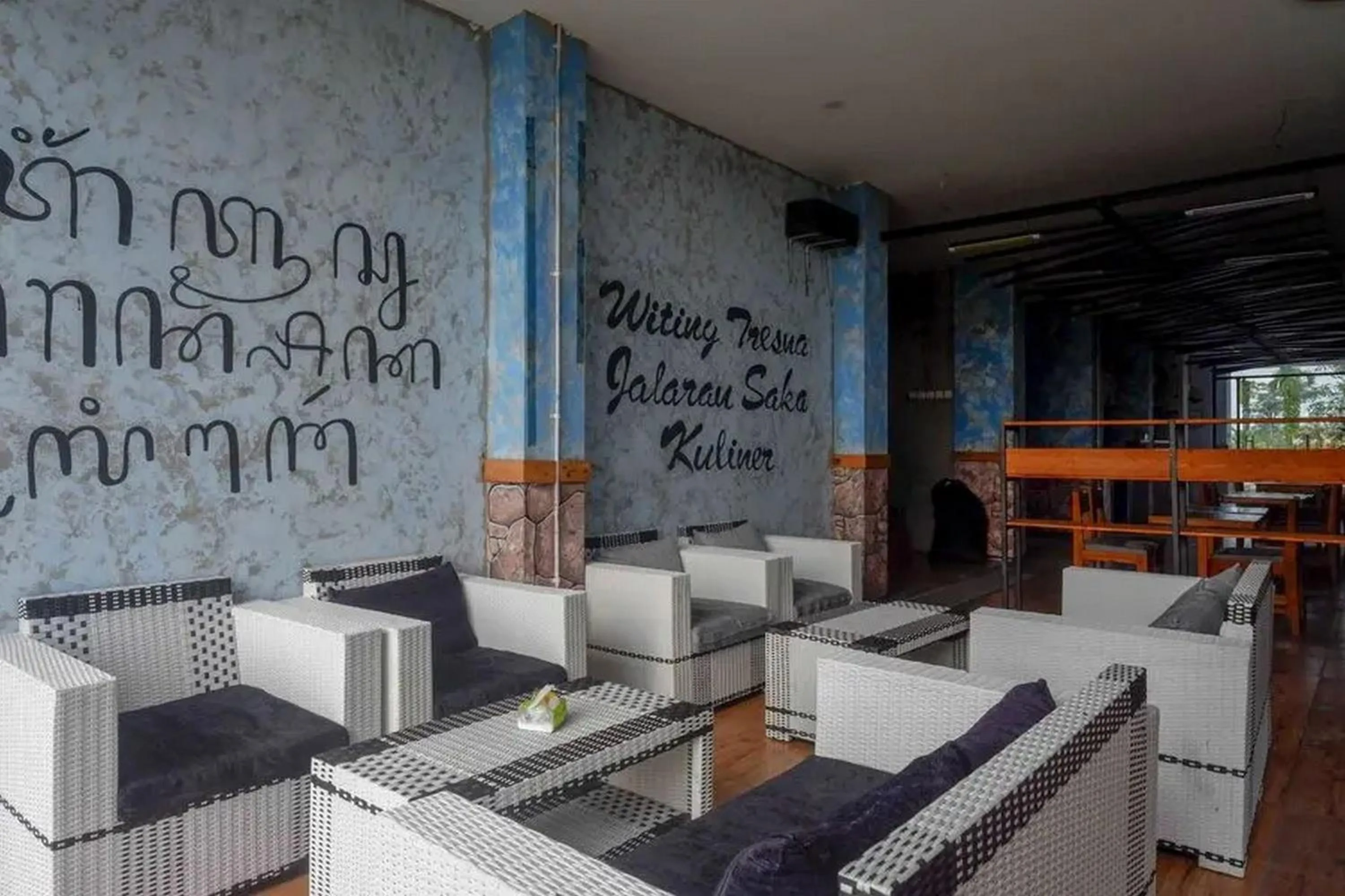 Seating area in RedDoorz near Universitas Muhammadiyah Purwokerto 2