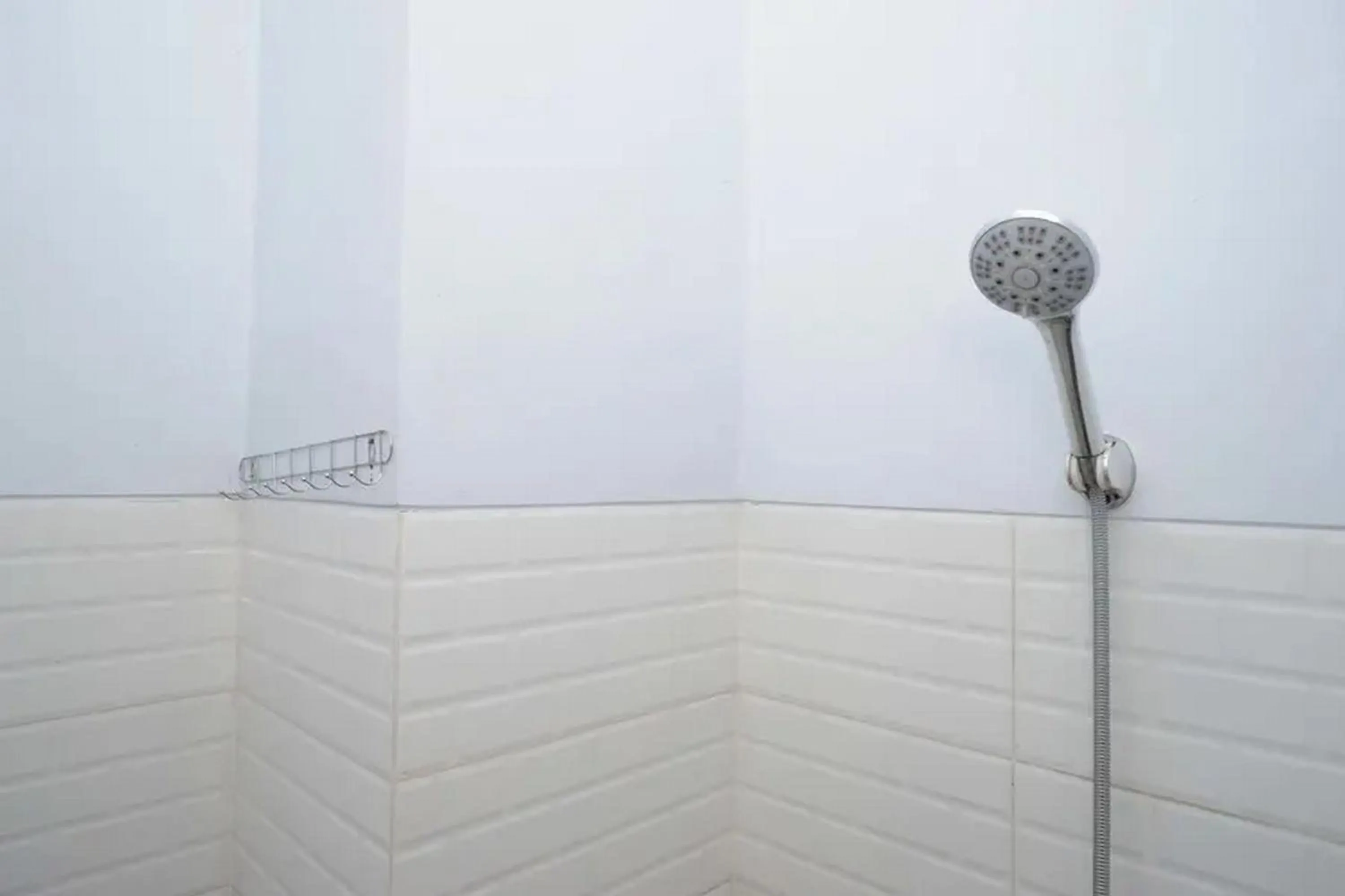 Bathroom in RedDoorz near Universitas Muhammadiyah Purwokerto 2