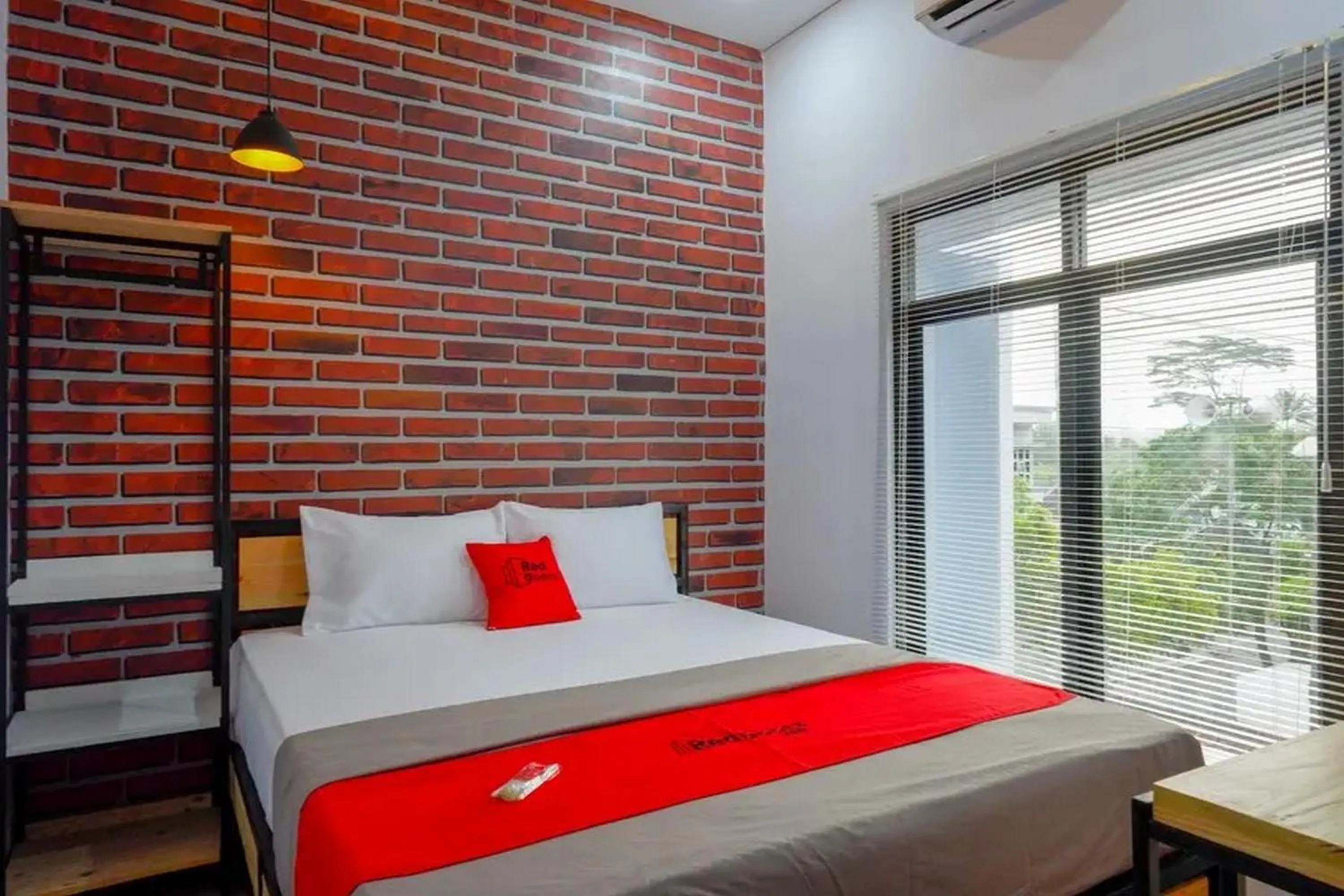 Bed in RedDoorz near Universitas Muhammadiyah Purwokerto 2