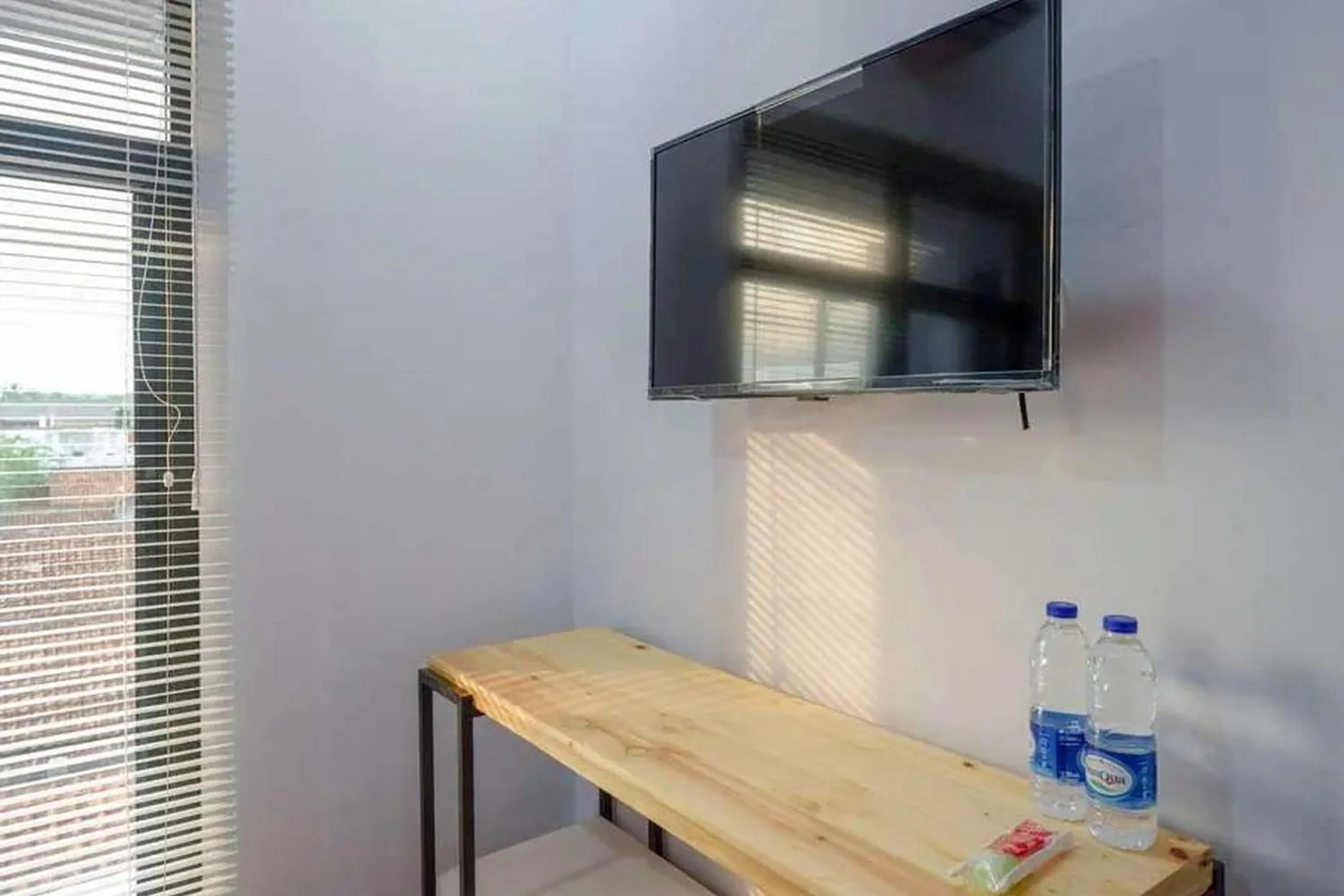 TV and multimedia in RedDoorz near Universitas Muhammadiyah Purwokerto 2