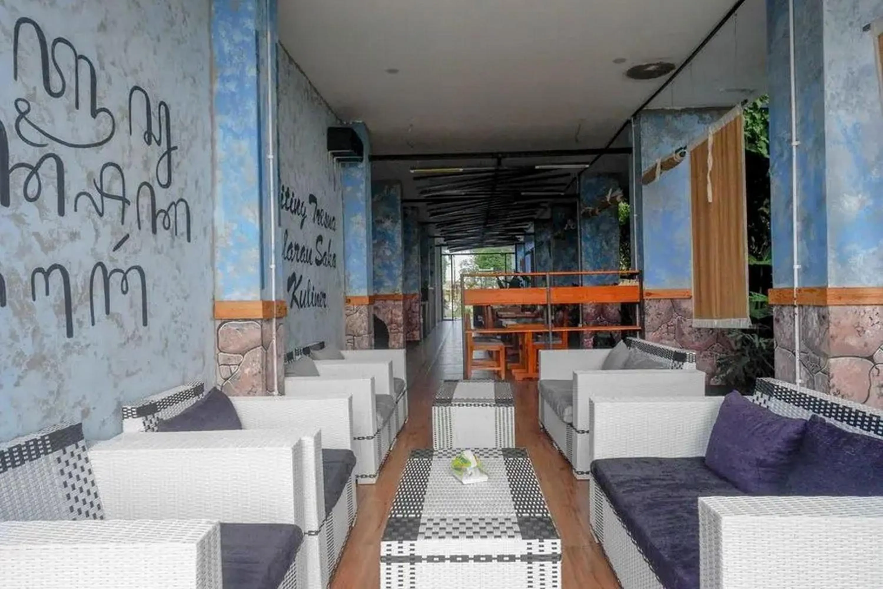 Seating area in RedDoorz near Universitas Muhammadiyah Purwokerto 2