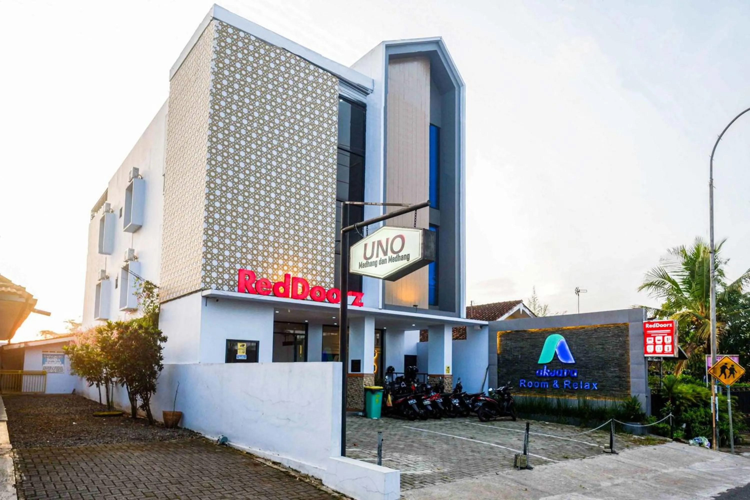 Facade/entrance in RedDoorz near Universitas Muhammadiyah Purwokerto 2