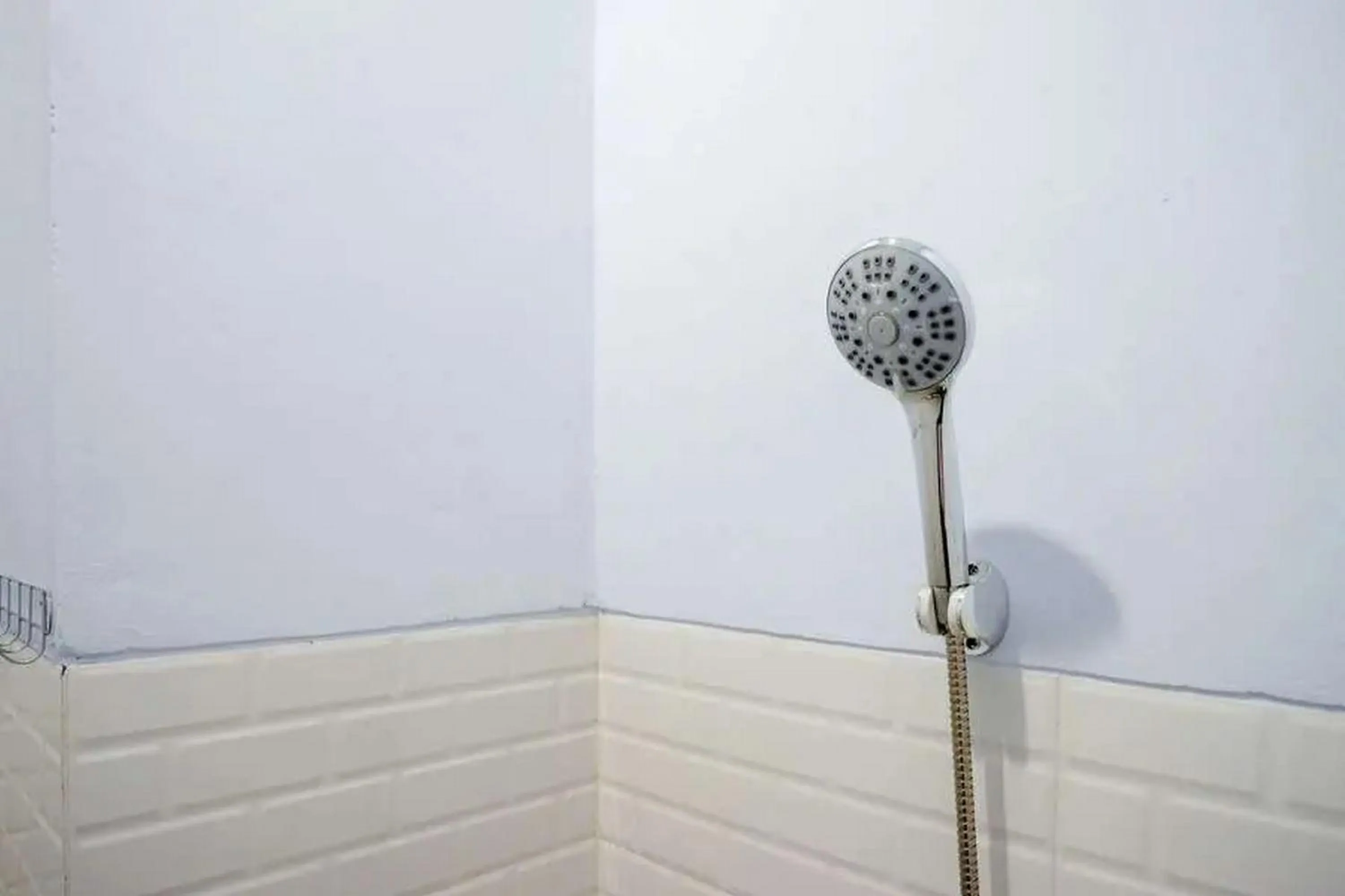 Bathroom in RedDoorz near Universitas Muhammadiyah Purwokerto 2