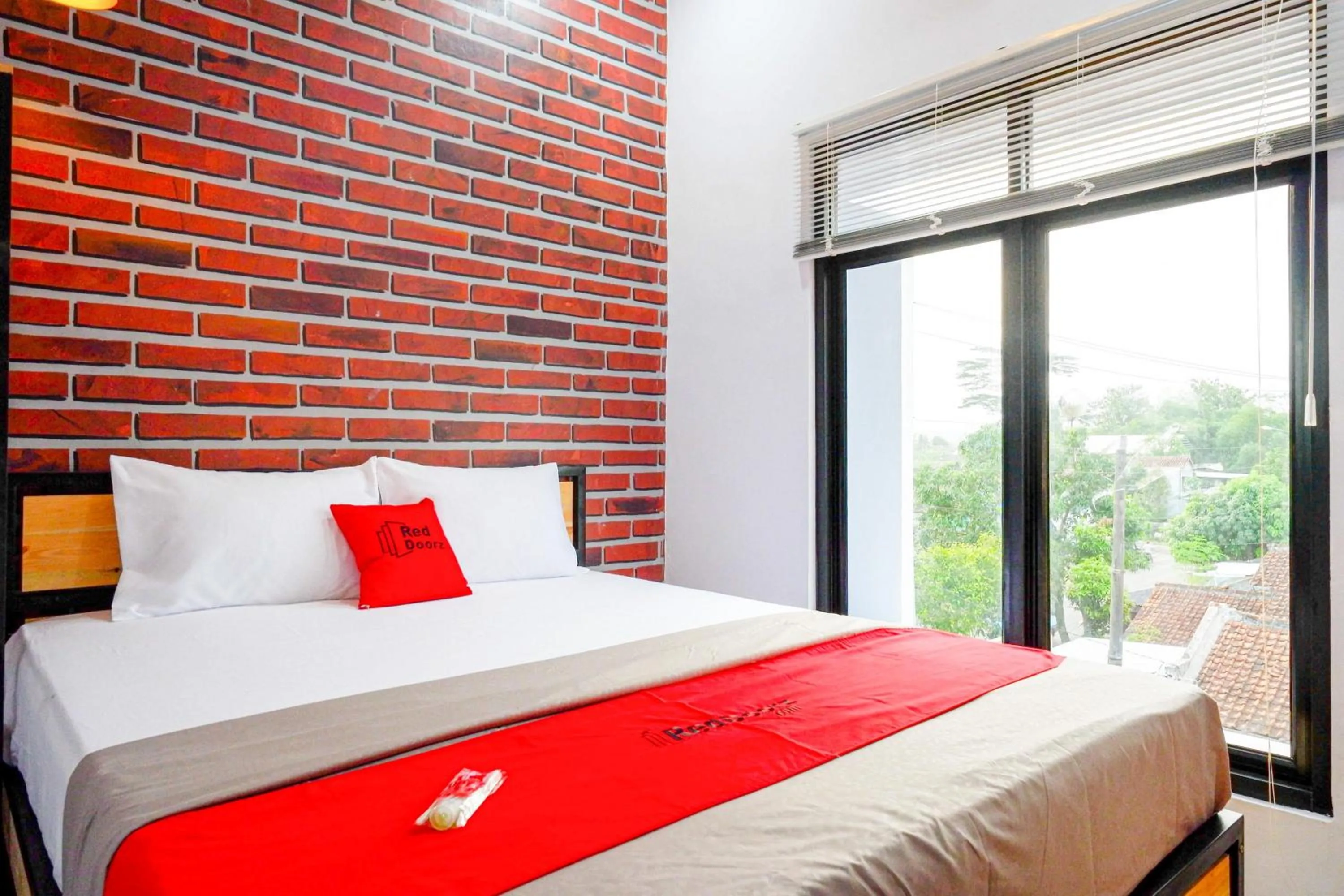 Bedroom, Bed in RedDoorz near Universitas Muhammadiyah Purwokerto 2
