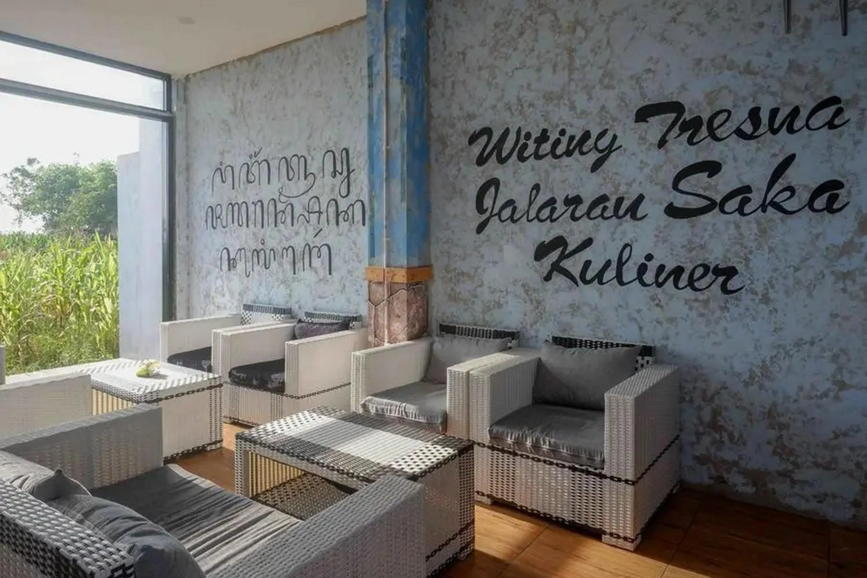 Seating area in RedDoorz near Universitas Muhammadiyah Purwokerto 2