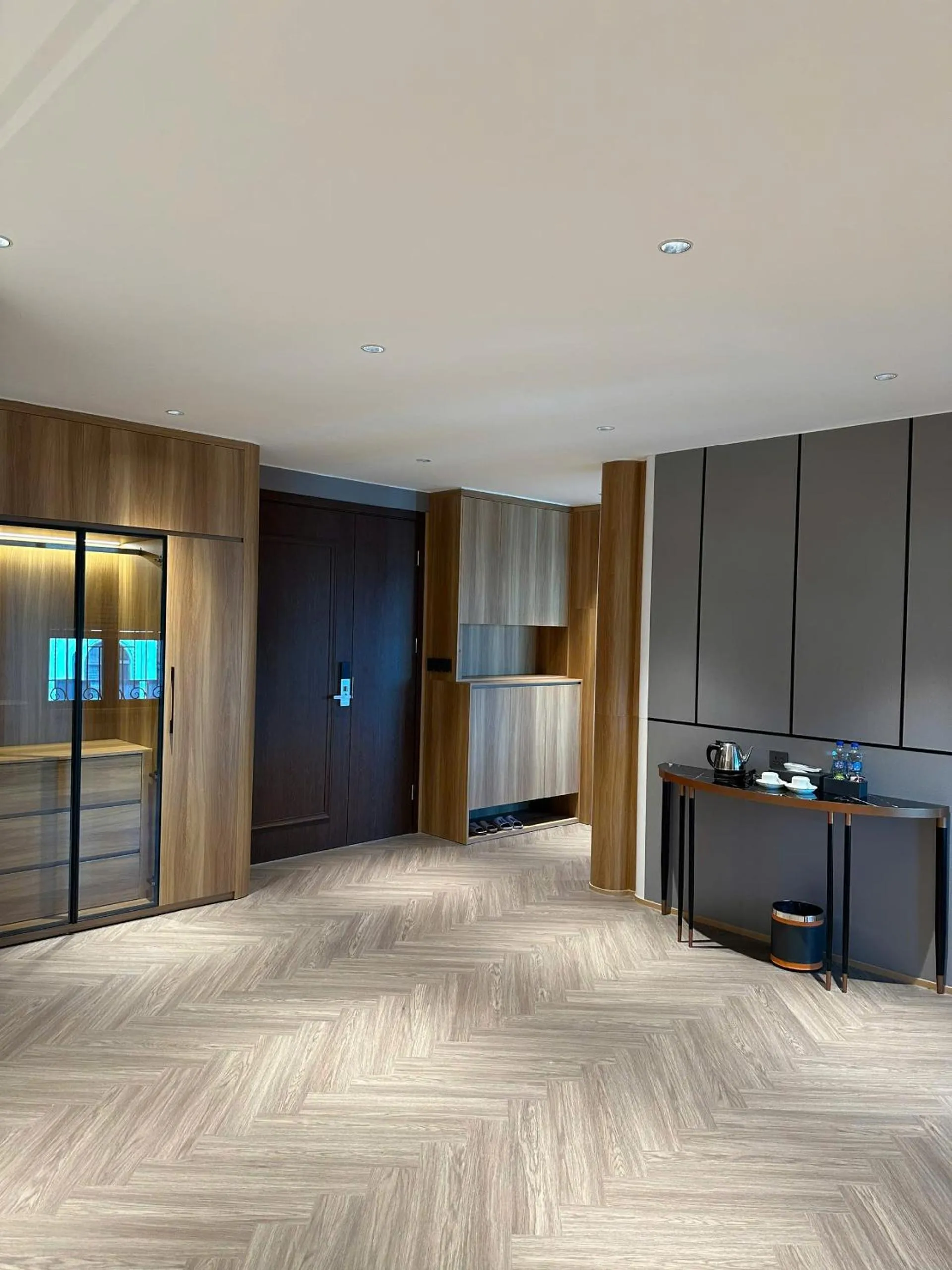 wardrobe in New Sun Móng Cái Hotel