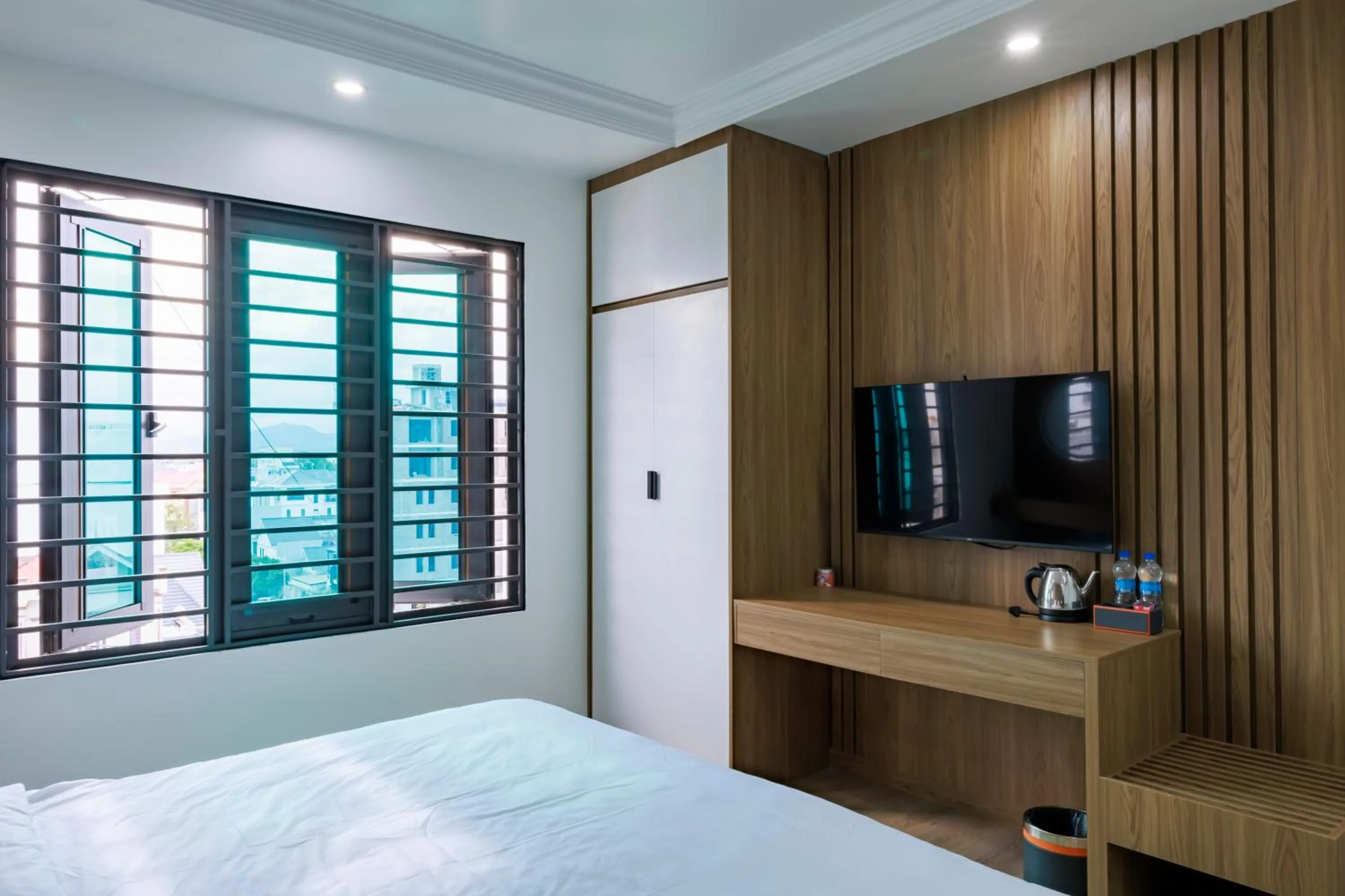 wardrobe, Bed in New Sun Móng Cái Hotel