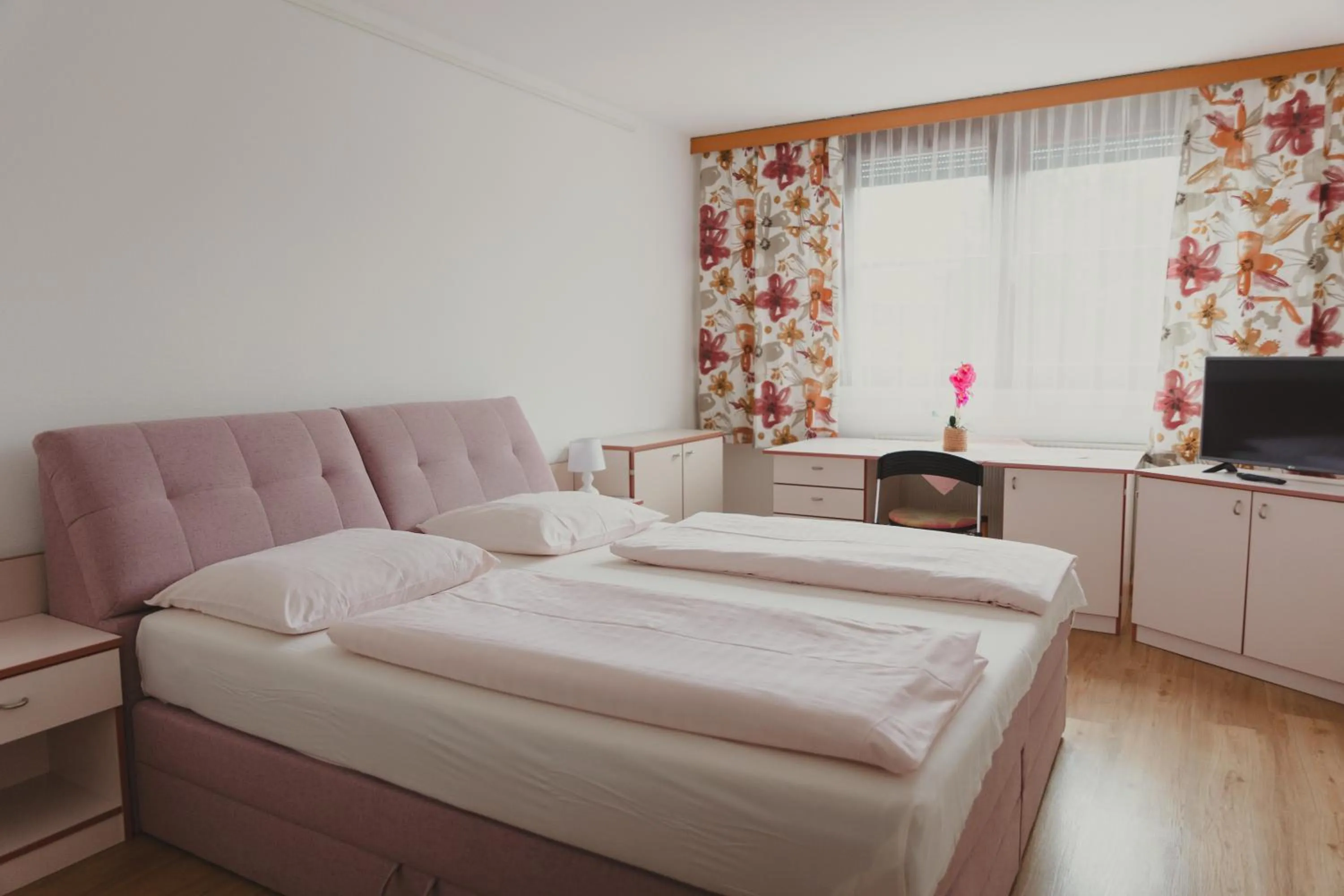 Photo of the whole room, Bed in Sommerhotel Karwendel