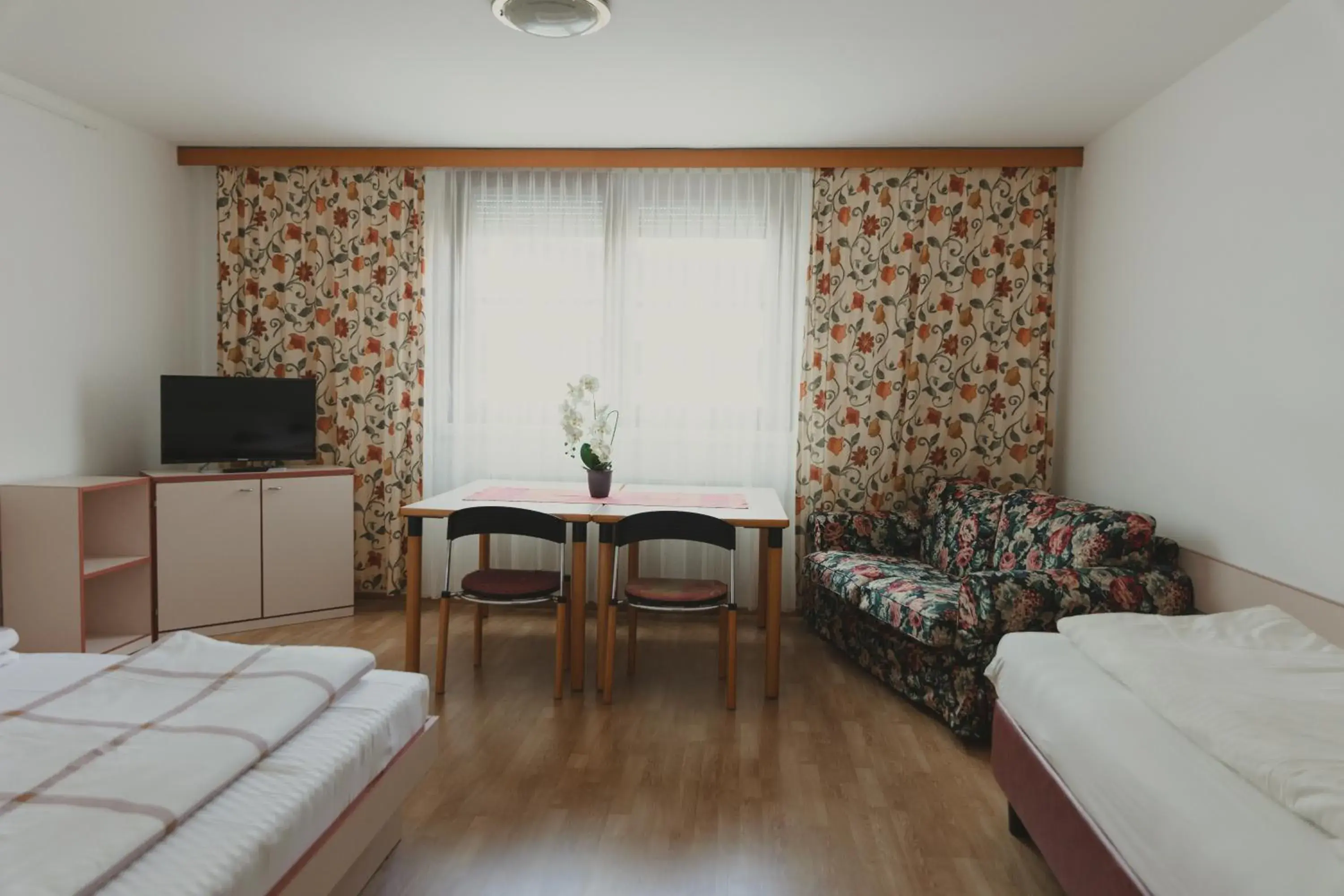 Triple Room in Sommerhotel Karwendel Triple Room in Sommerhotel Karwendel