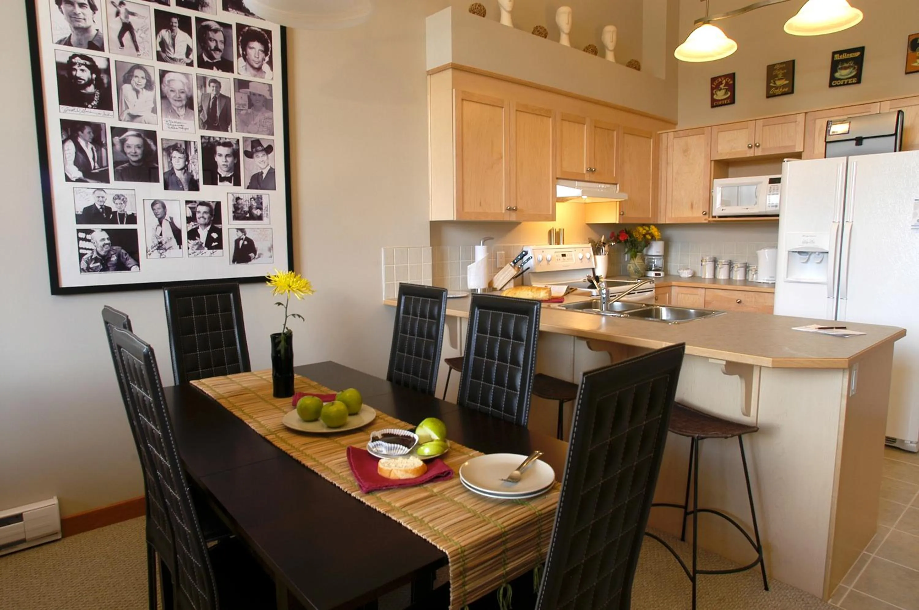 Dining area in Apartment 407, Contemporary Decor