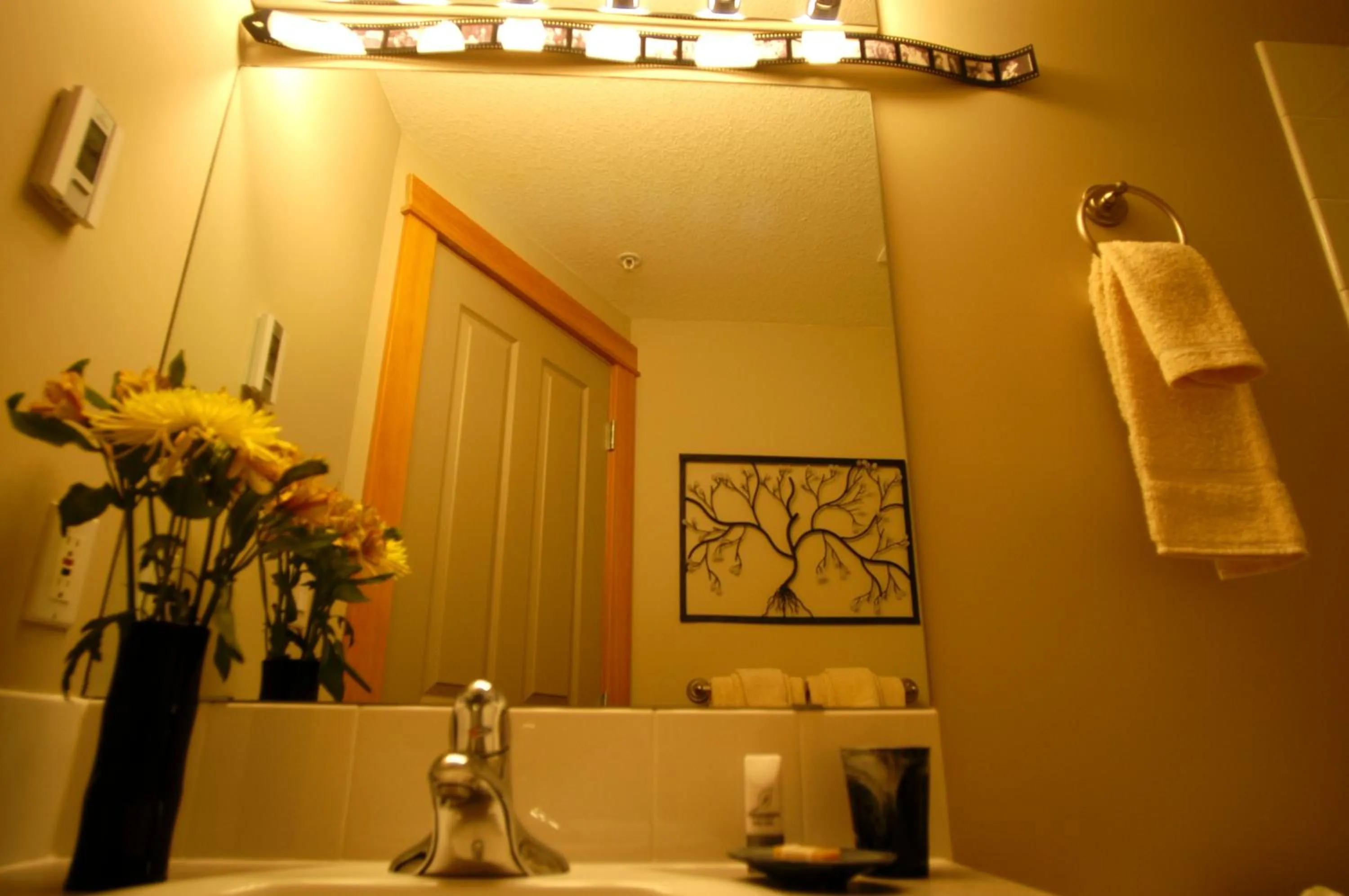 Bathroom in Apartment 407, Contemporary Decor