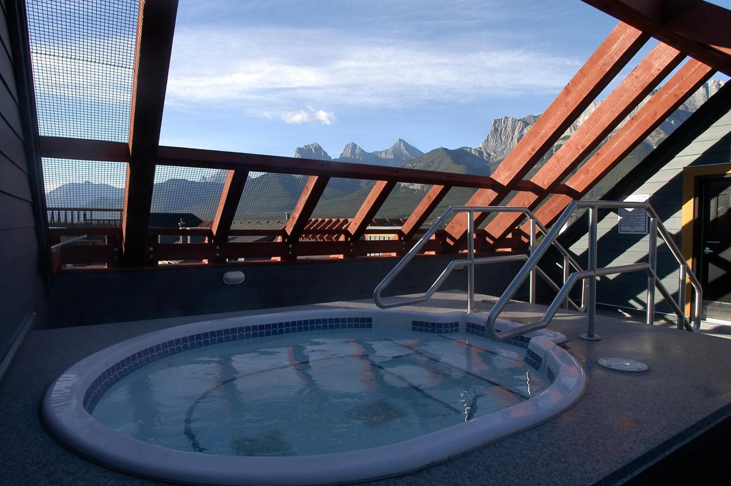 Hot Tub in Apartment 407, Contemporary Decor