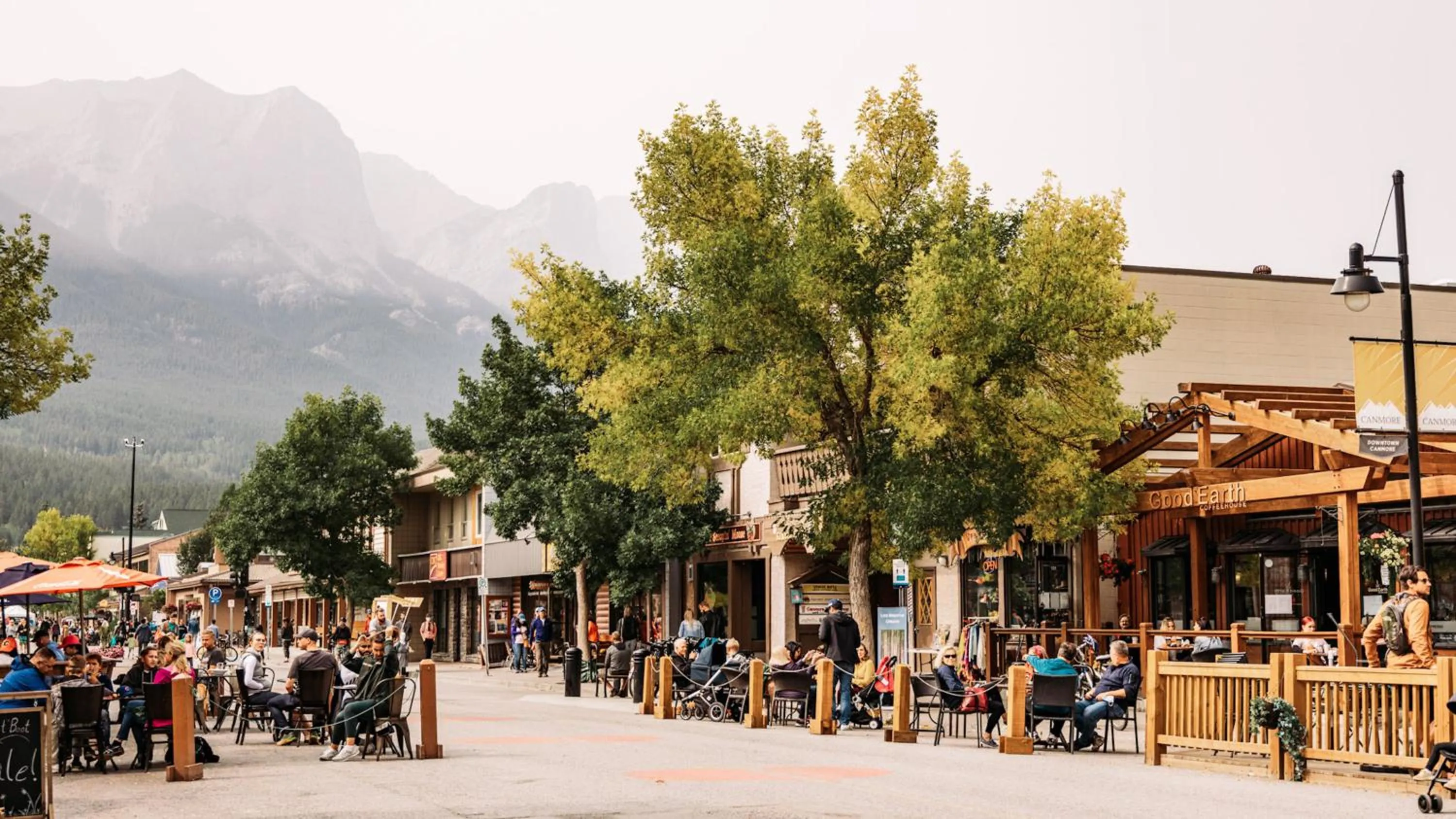 Neighbourhood in Apartment 407, Contemporary Decor