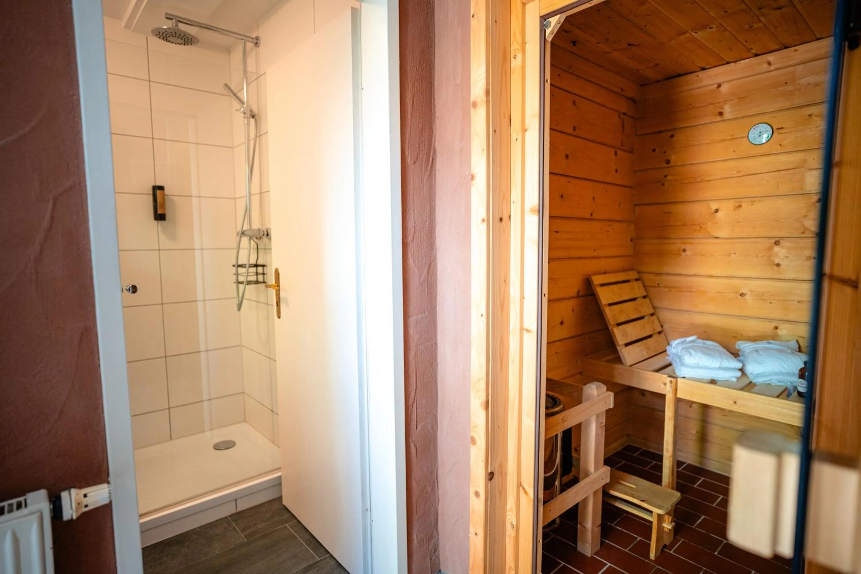 Shower, Bed in Hotel Kolonieschänke