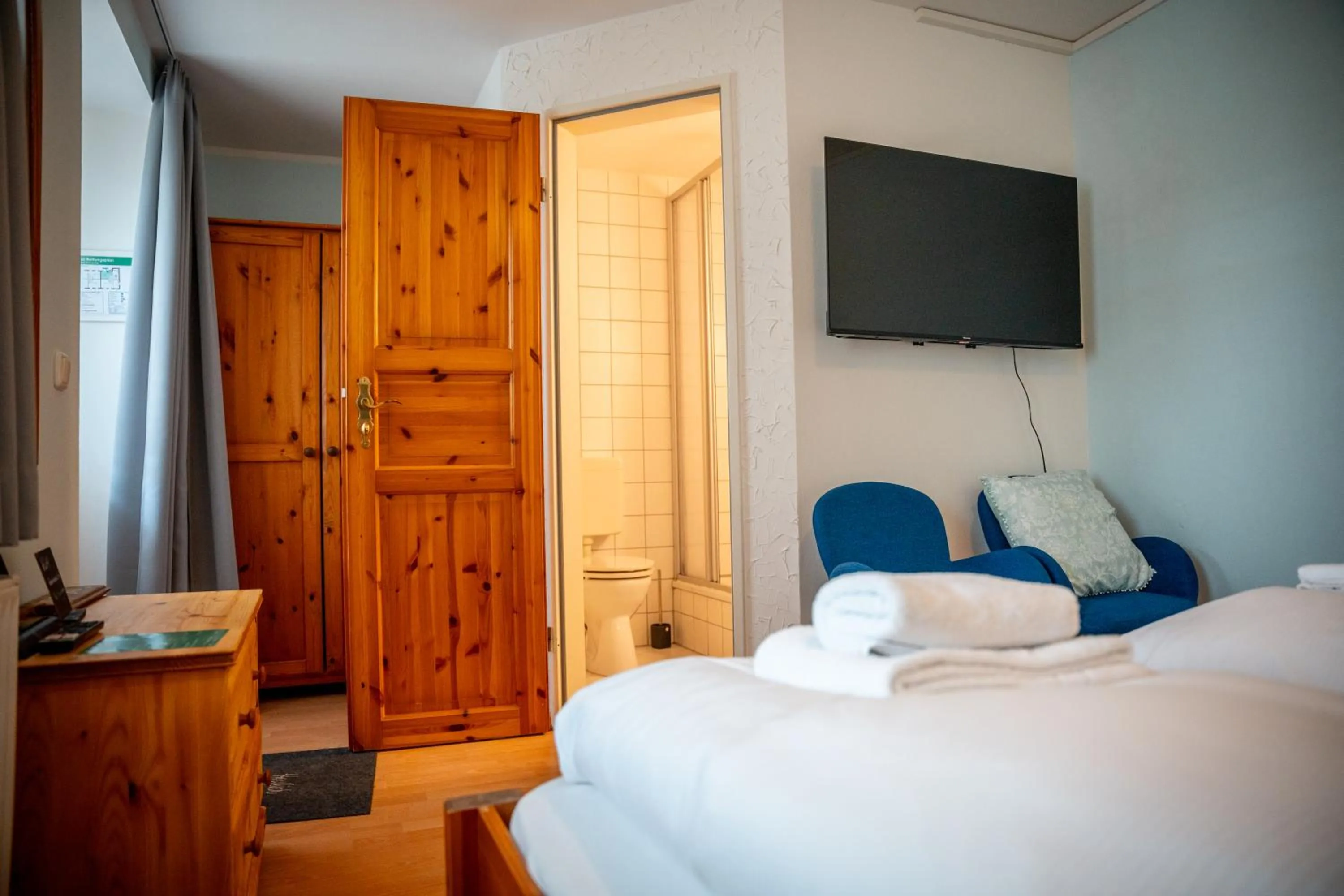 Photo of the whole room, Bed in Hotel Kolonieschänke