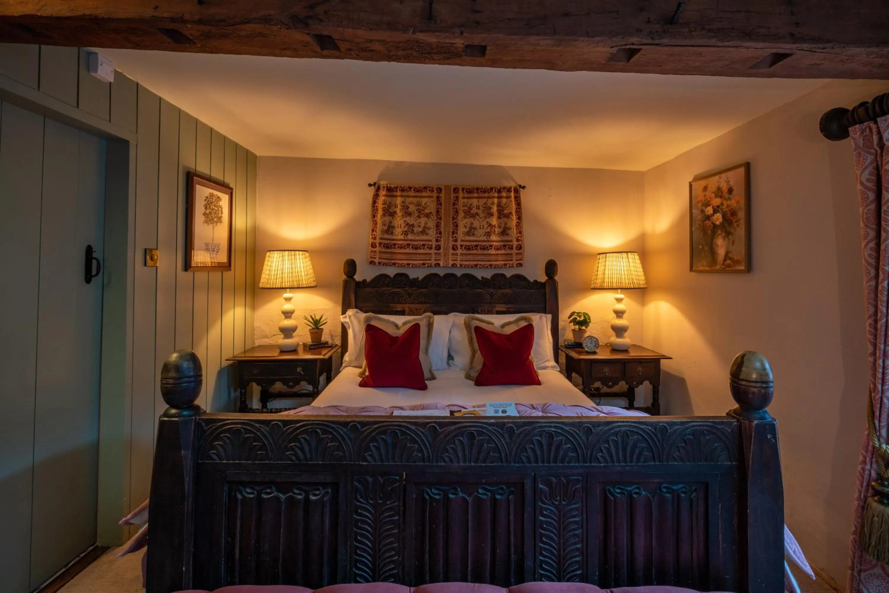 Bed in The George Inn & Plaine