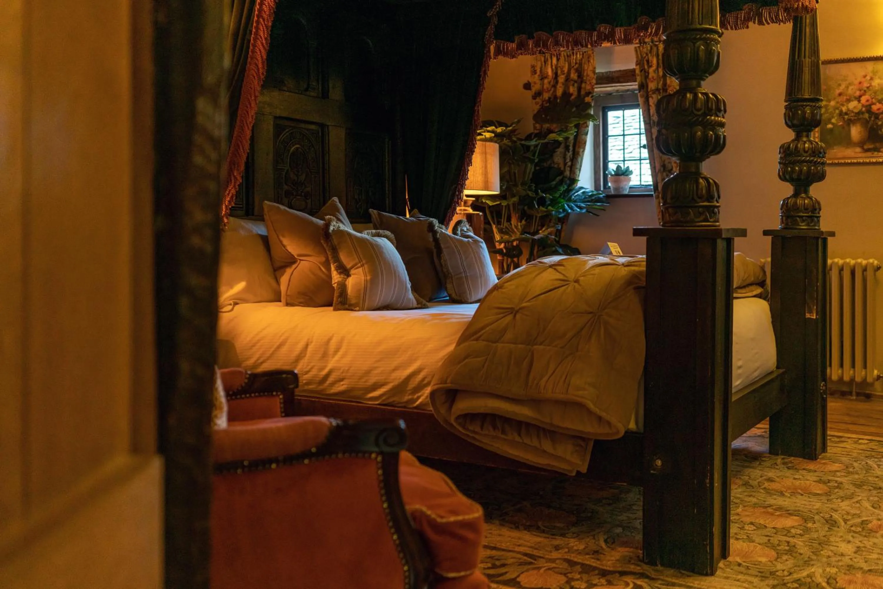 Bed in The George Inn & Plaine