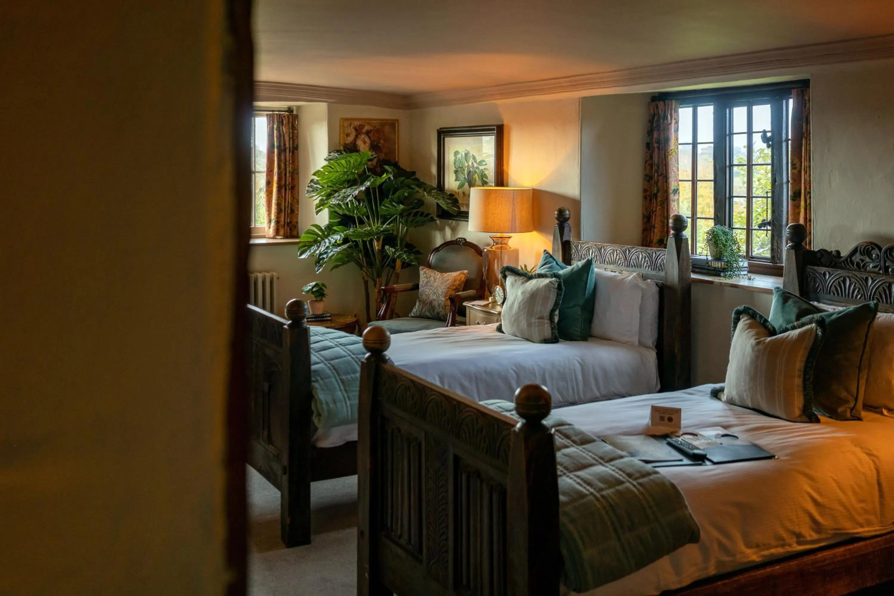 Photo of the whole room, Bed in The George Inn & Plaine