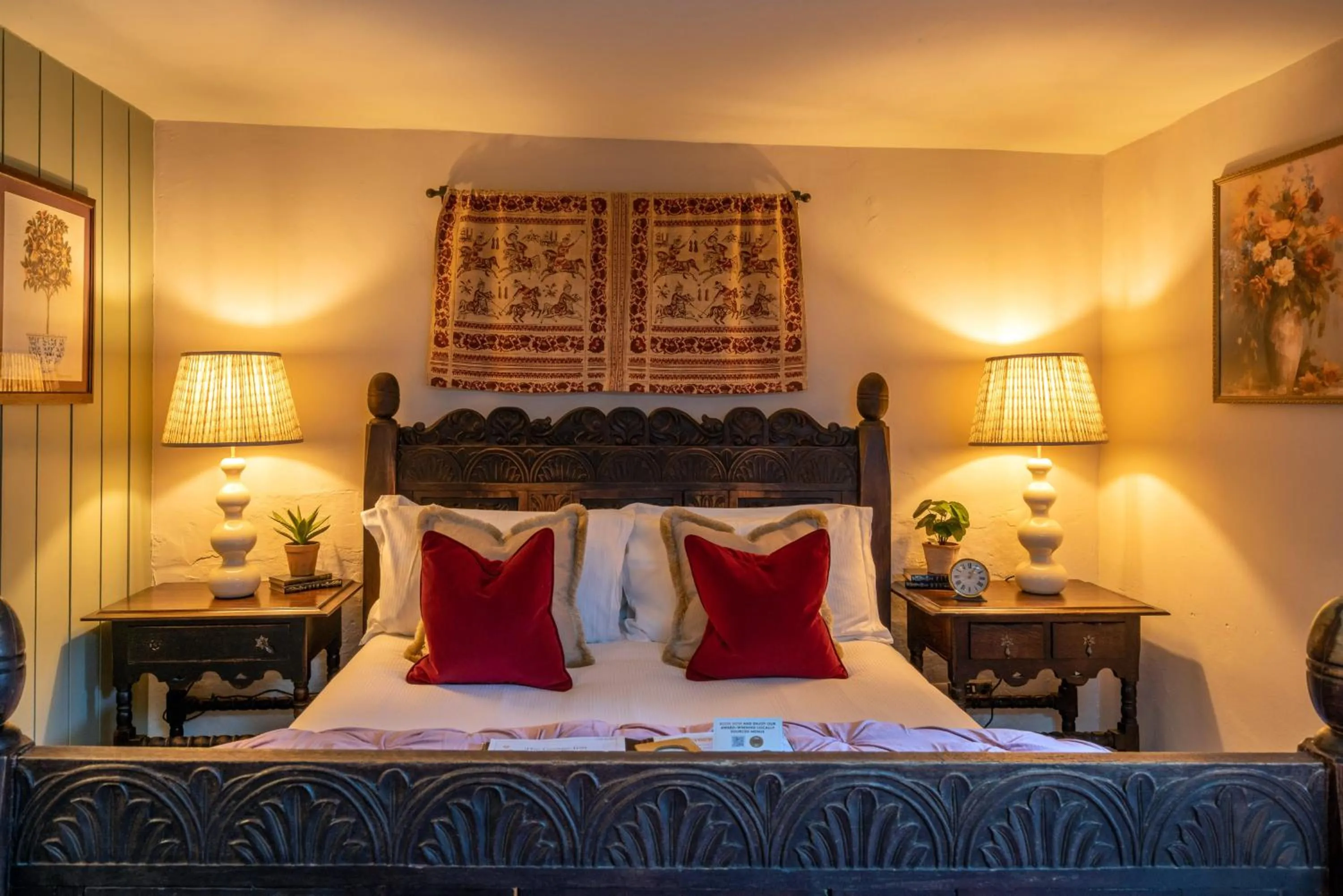 Bed in The George Inn & Plaine